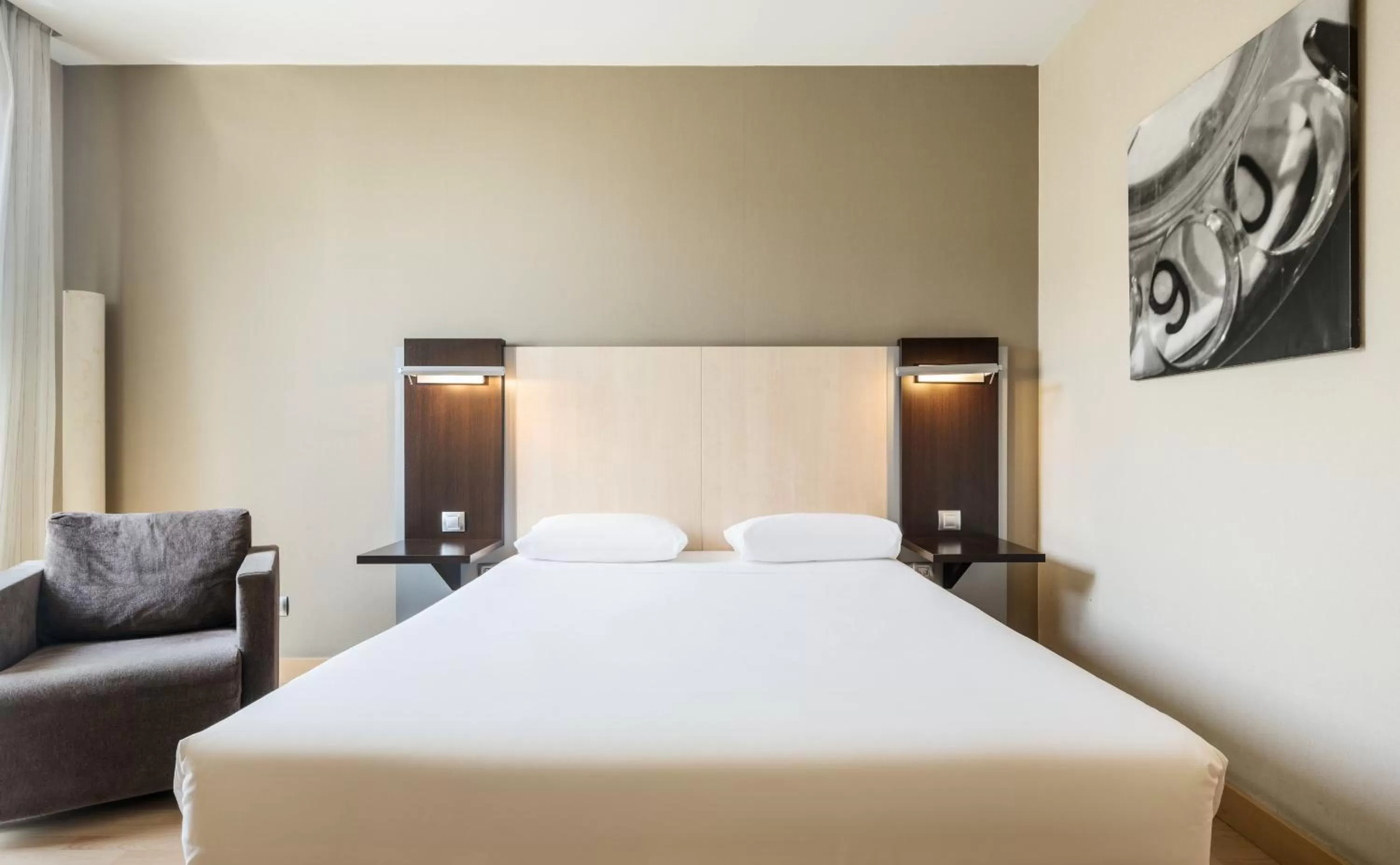 Decorative detail, Bed in Ilunion Auditori