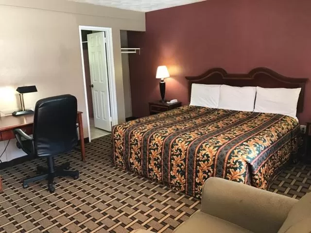 King Room - Non-Smoking in Rodeway Inn