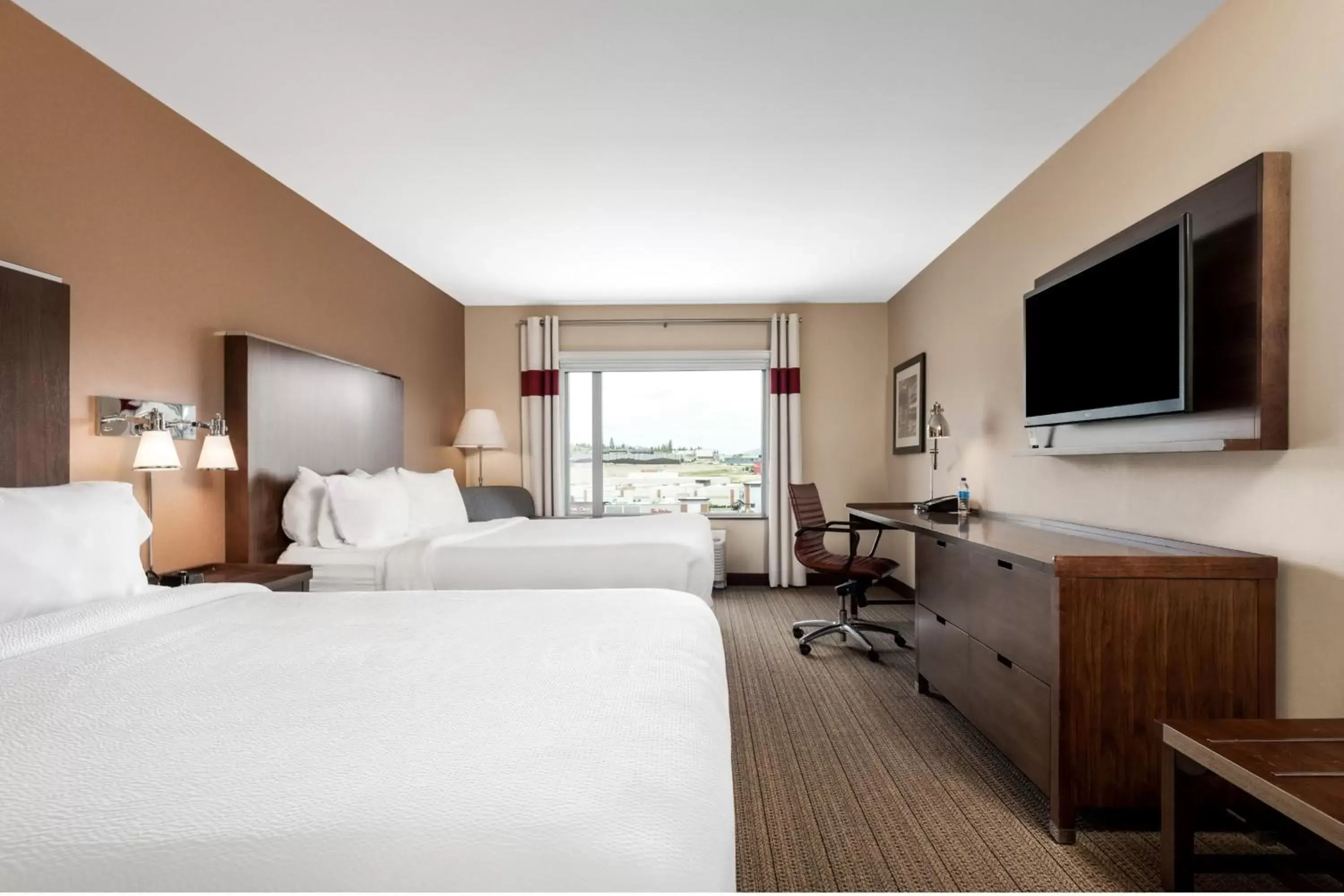 Photo of the whole room, TV/Entertainment Center in Four Points by Sheraton Kelowna Airport