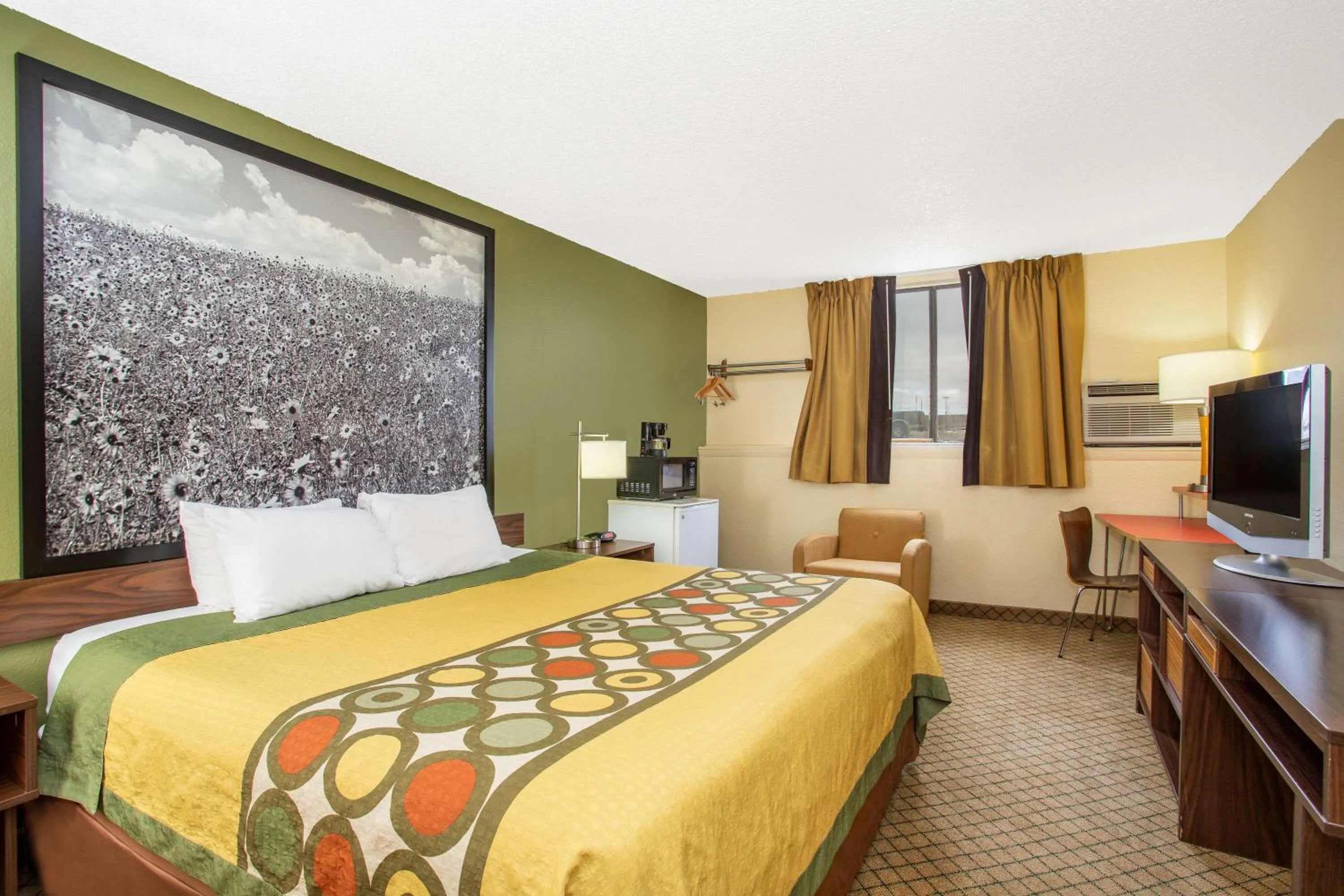 Photo of the whole room, Bed in Super 8 by Wyndham Craig