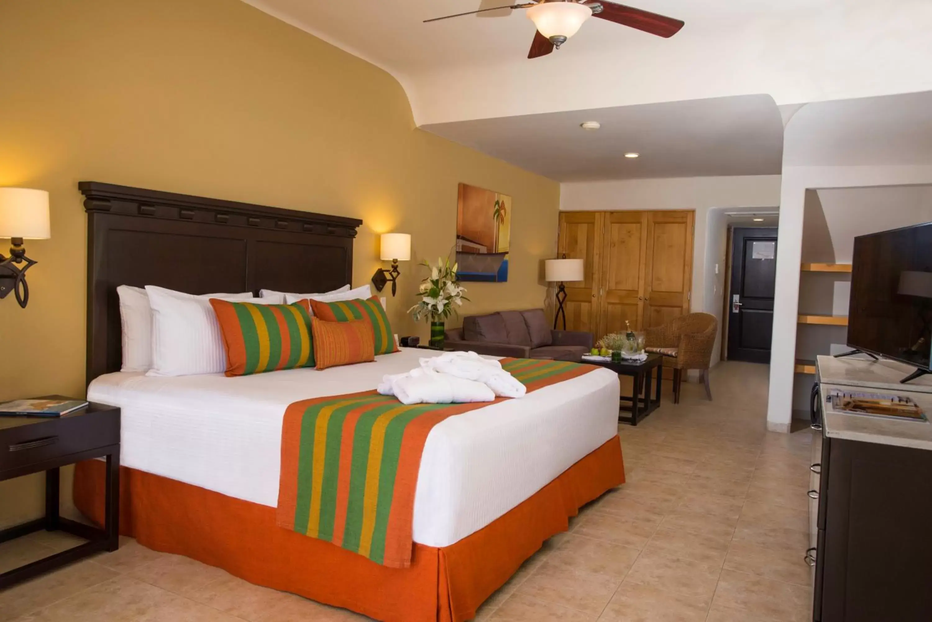 Bed in Hotel Tesoro Los Cabos