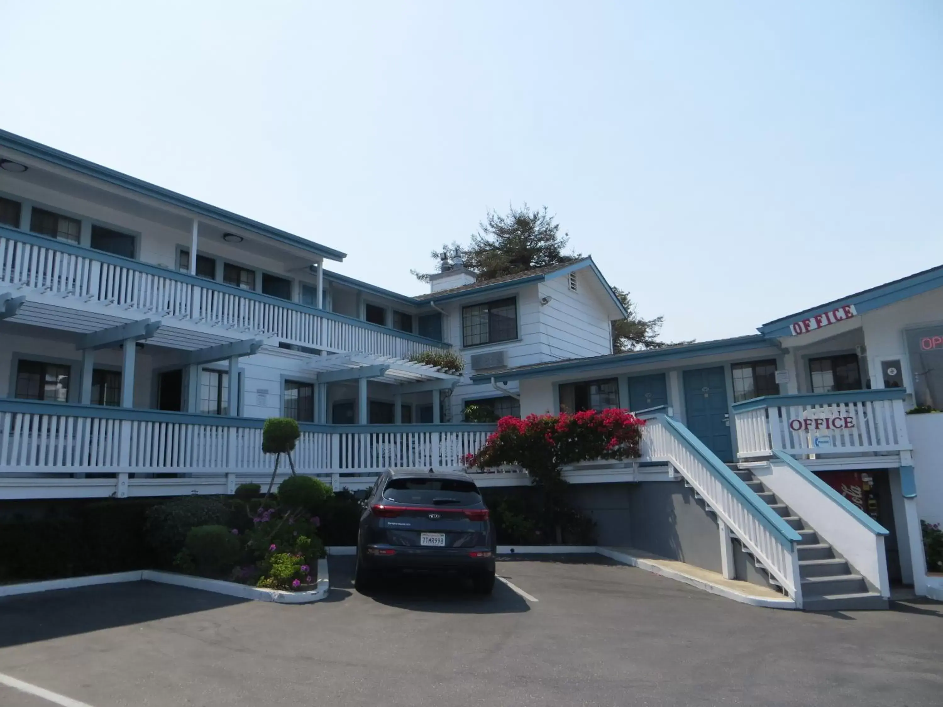 Property Building in Arbor Inn Monterey