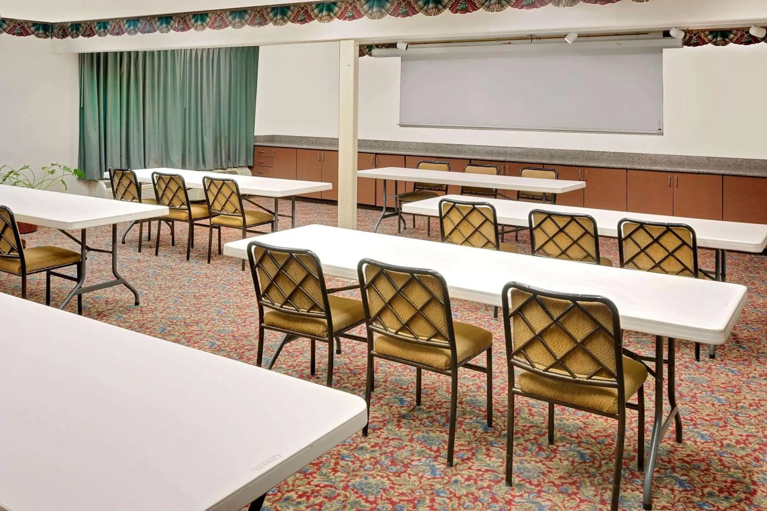 Meeting/conference room in Days Inn & Suites by Wyndham Opelousas