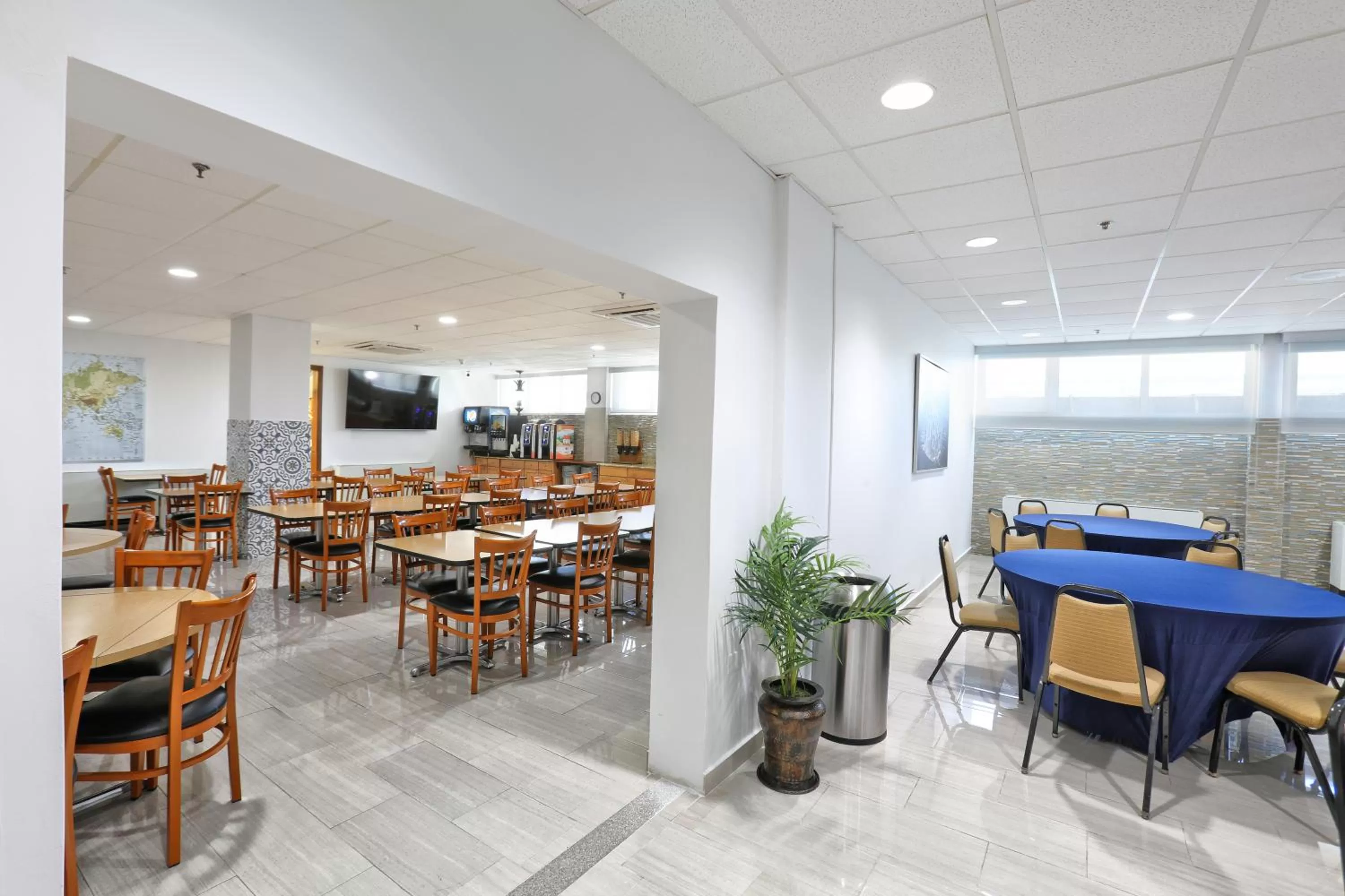 Restaurant/places to eat in San Juan Airport Hotel