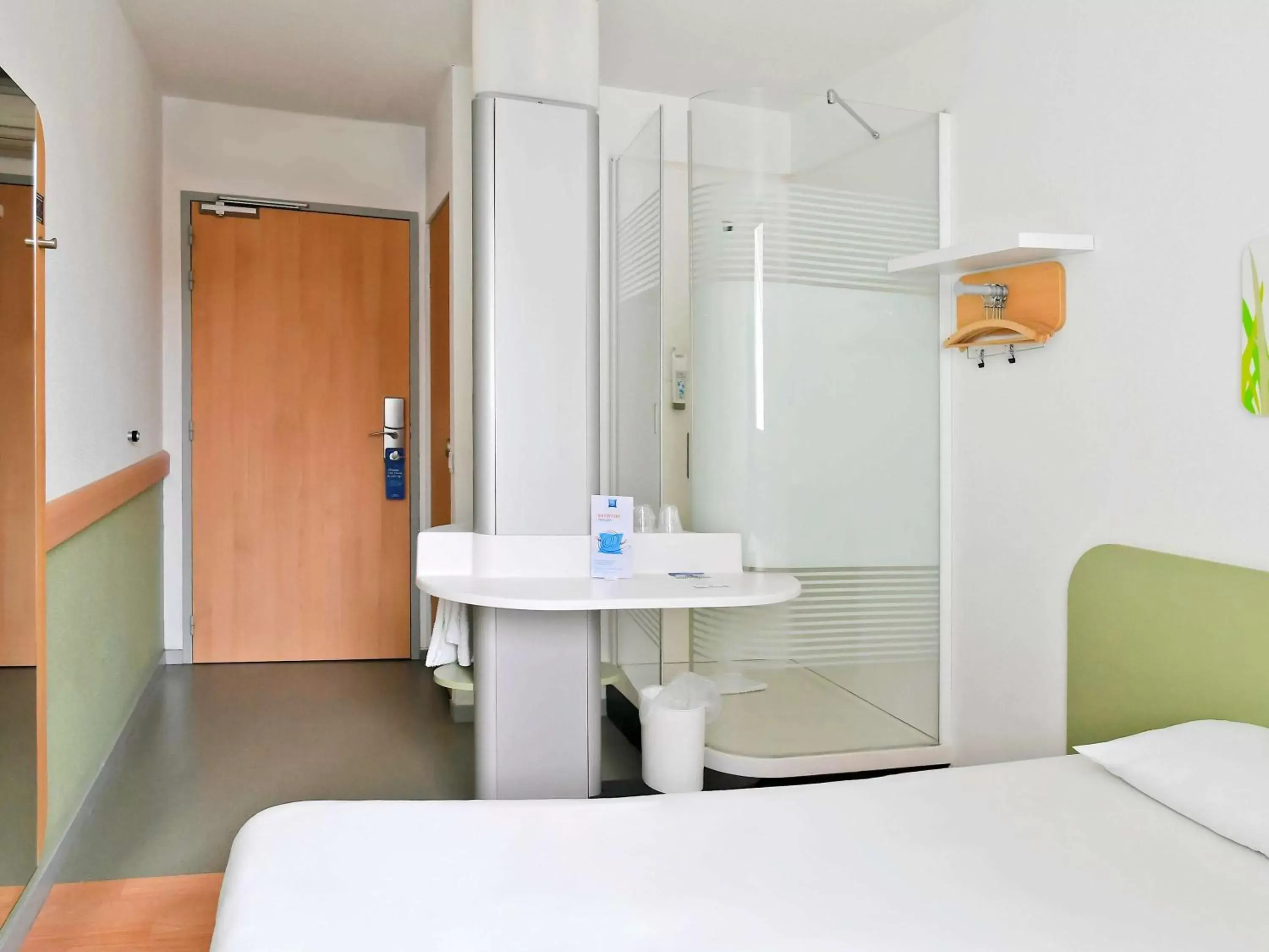 Photo of the whole room, Bathroom in ibis budget Nimes Centre Gare