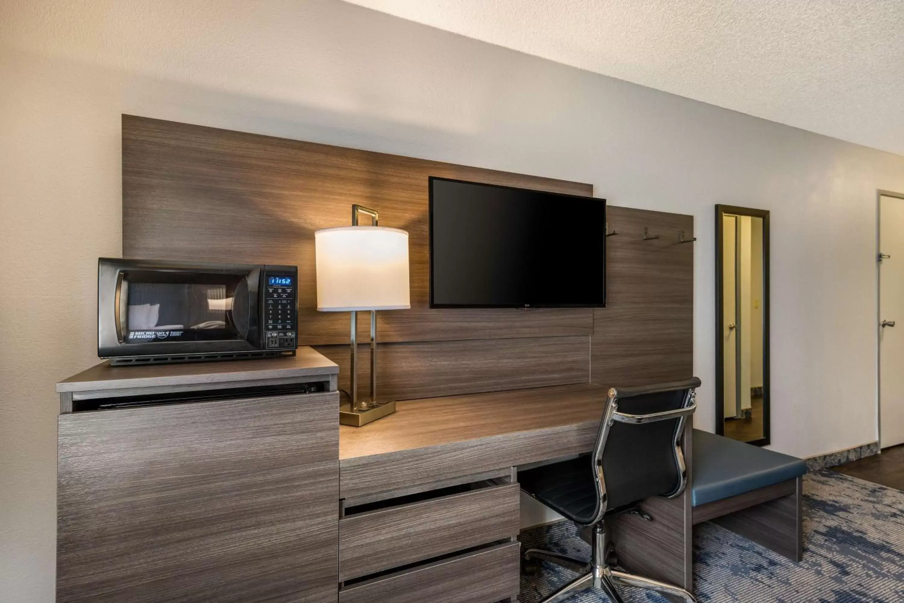 Bedroom, TV/Entertainment Center in SureStay Hotel by Best Western SeaTac Airport North