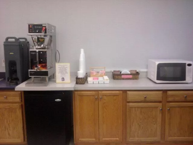 Restaurant/places to eat in Quail's Nest Inn & Suites