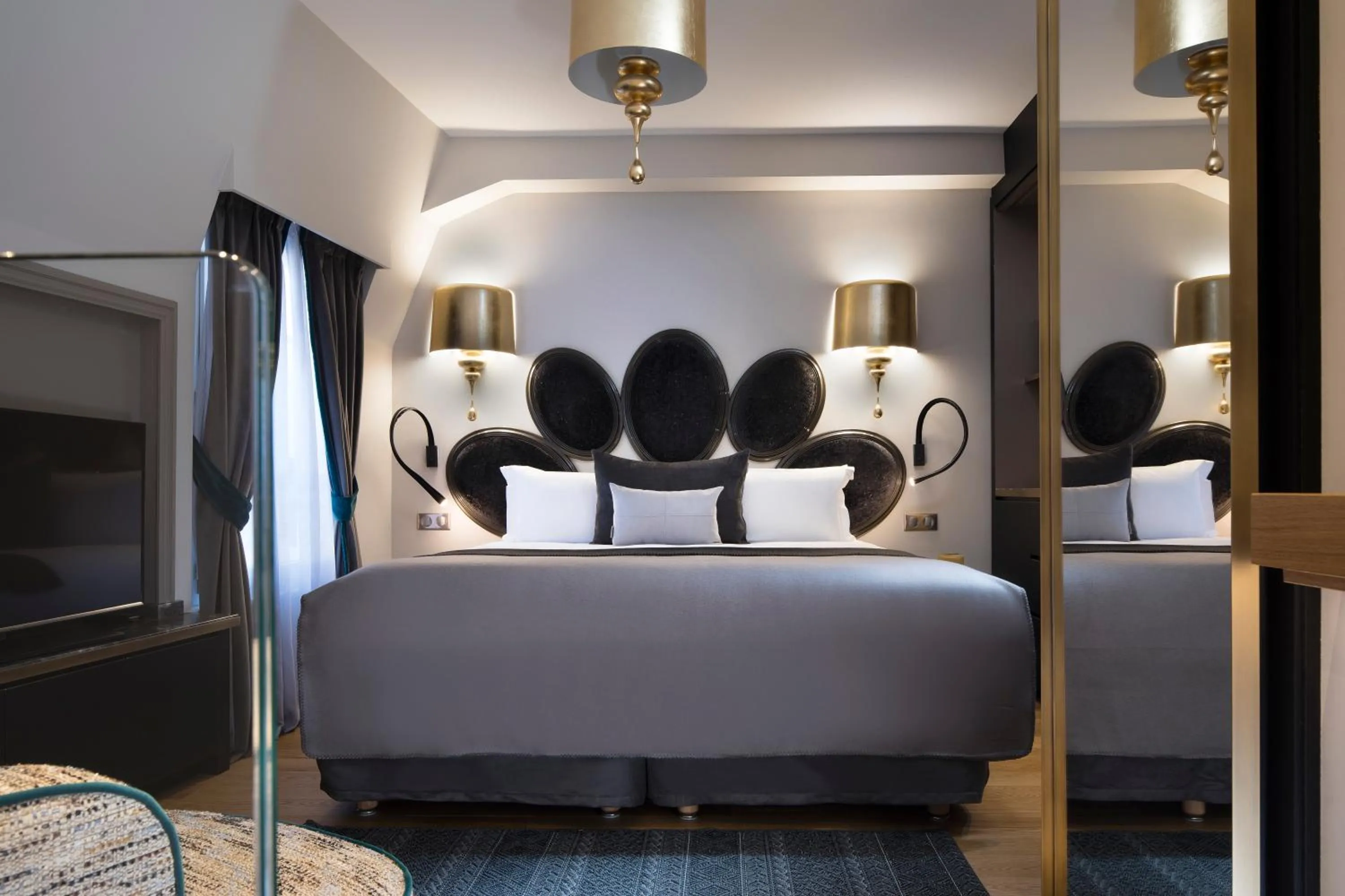 Bed in Hotel Lumen Paris Louvre