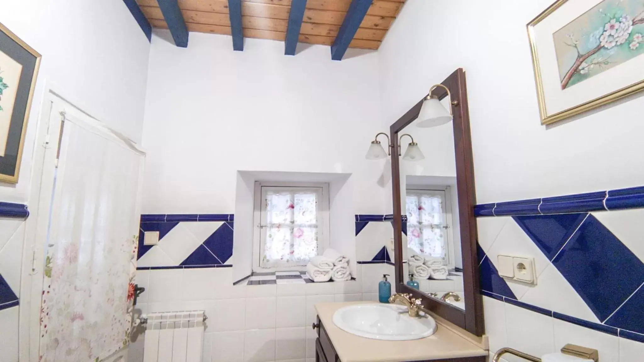 Bathroom in LA ALDABA, antigua casa de labor