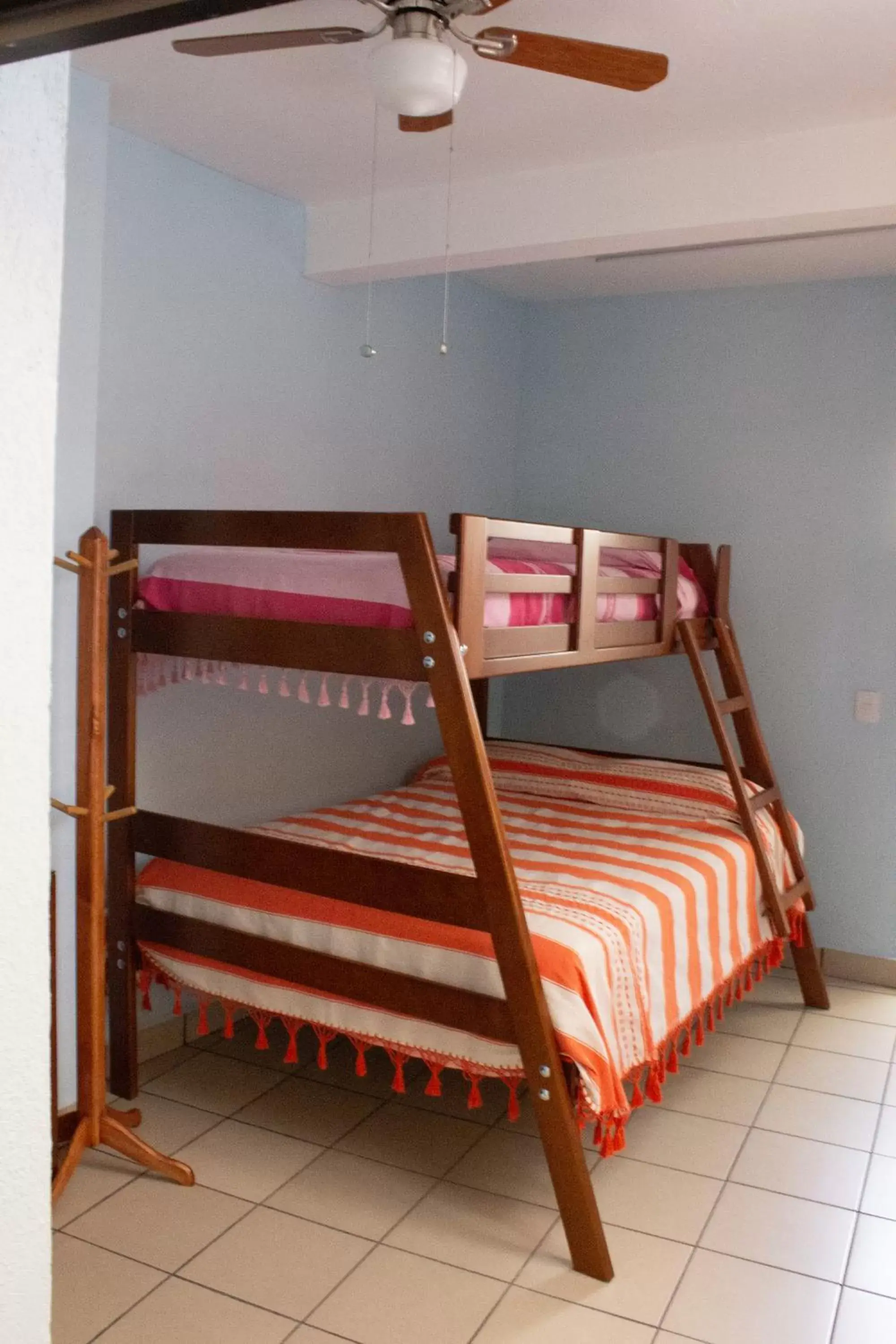 Photo of the whole room, Bunk Bed in Casa LEONOR
