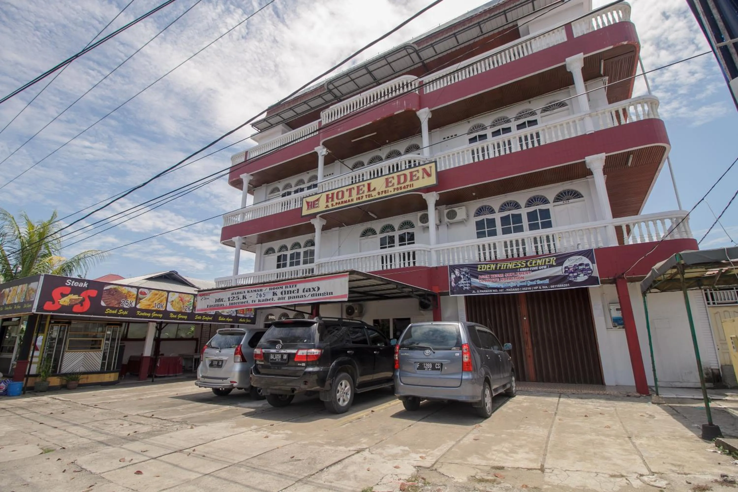 Property building in RedDoorz Syariah near Universitas Negeri Padang