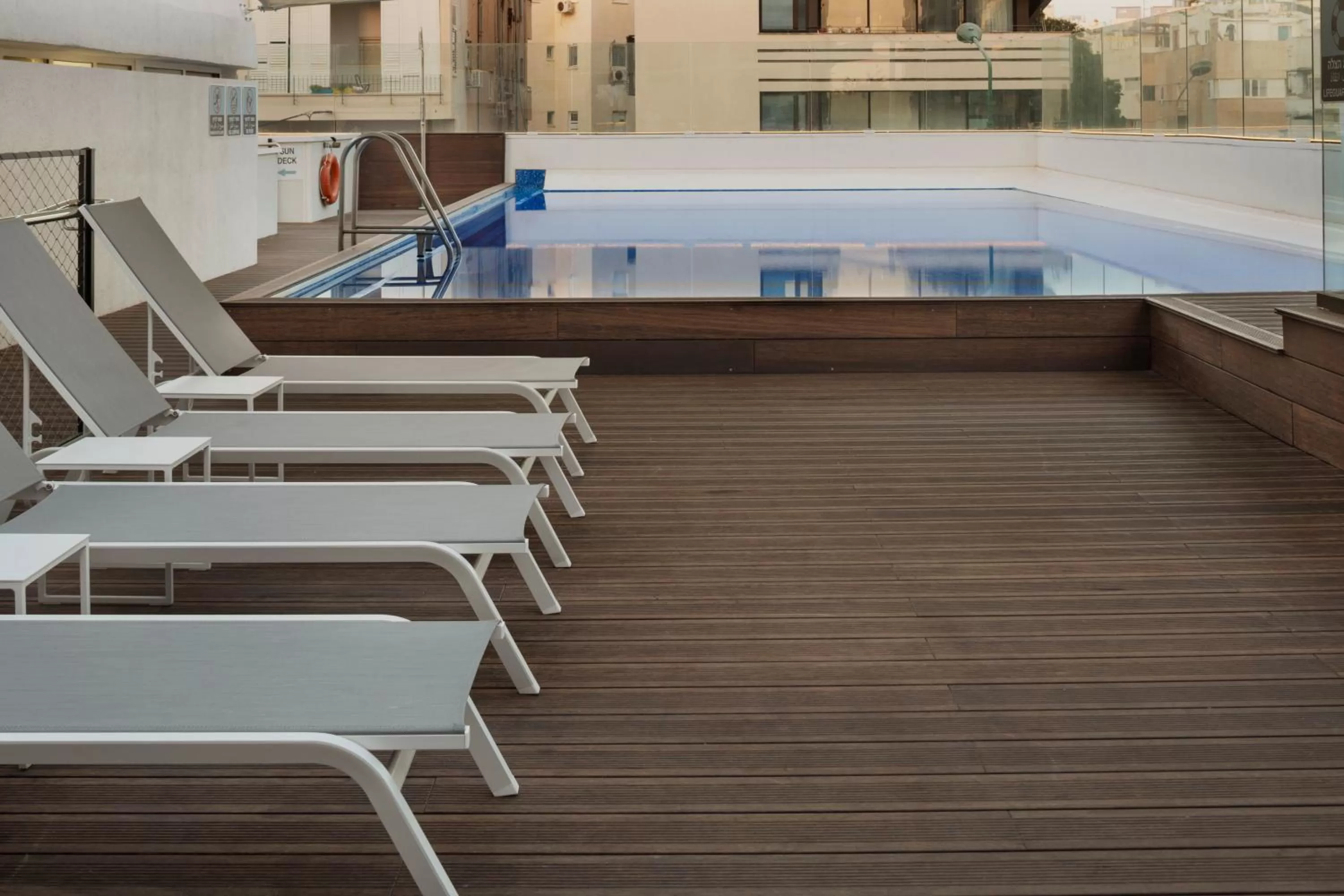 Pool view in Metropolitan Hotel