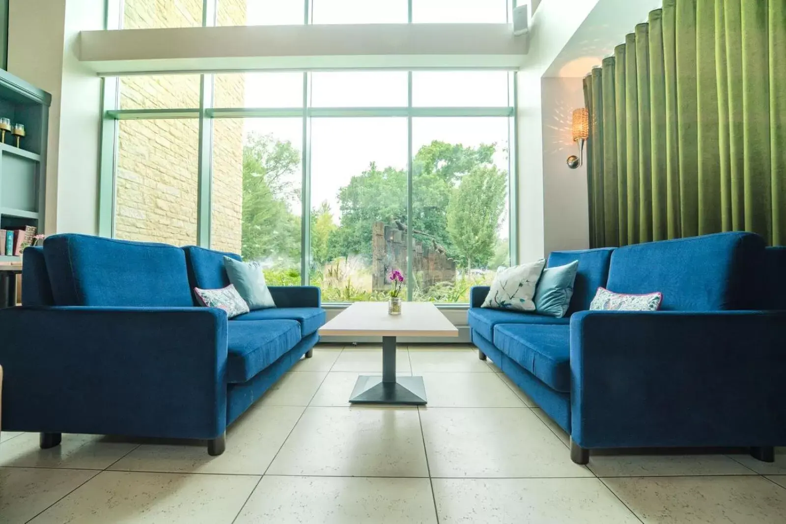 Lounge or bar, Seating Area in De Vere Cotswold Water Park