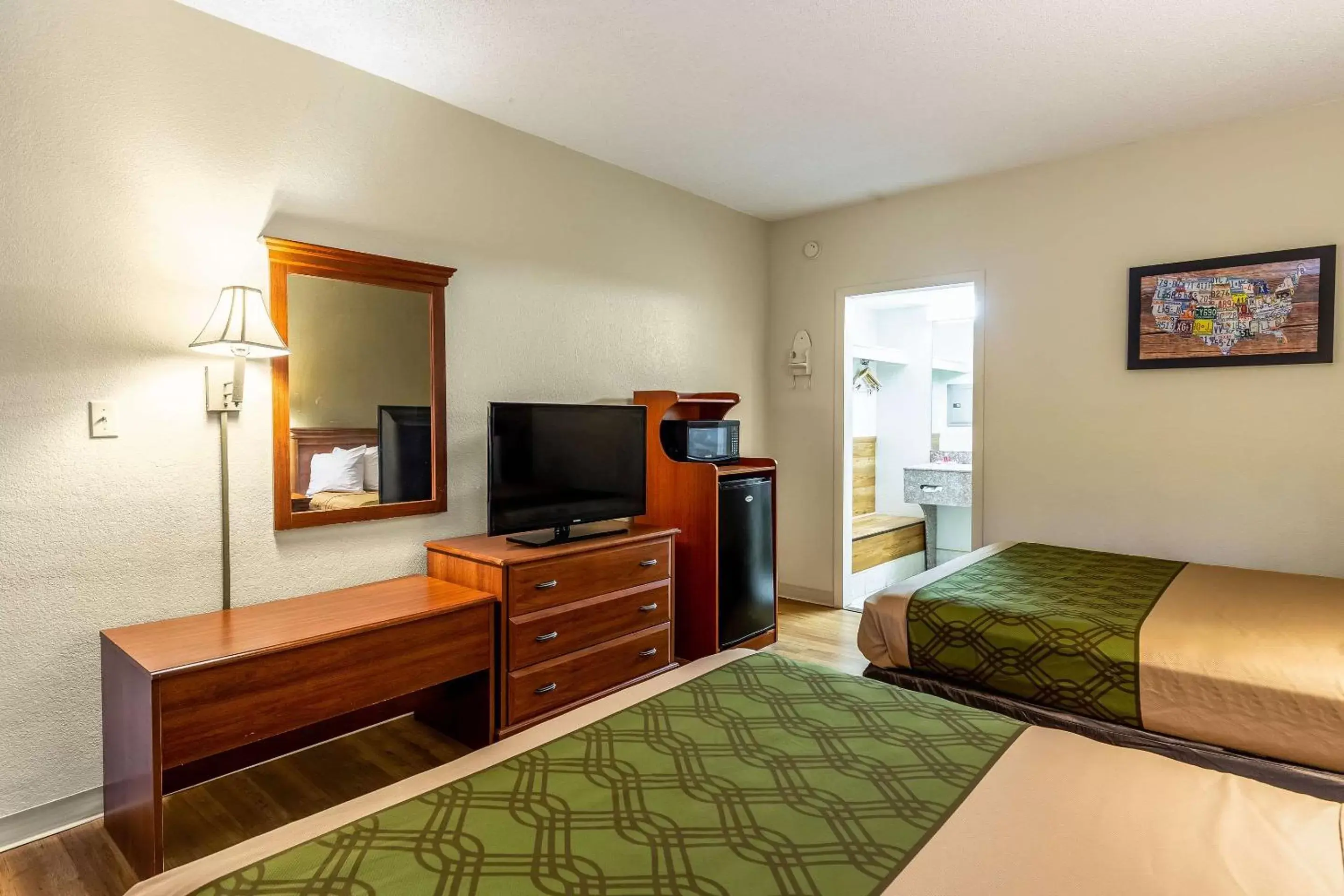 Photo of the whole room, TV/Entertainment Center in Econo Lodge Lake City-North