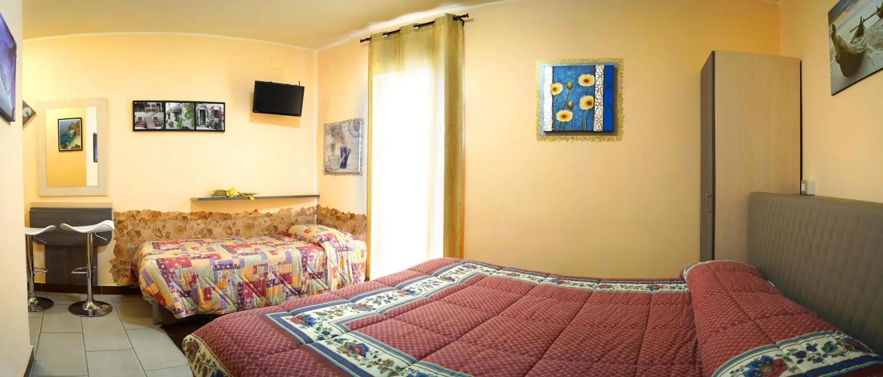 Photo of the whole room, Bed in Golden Dreams Reggio Calabria