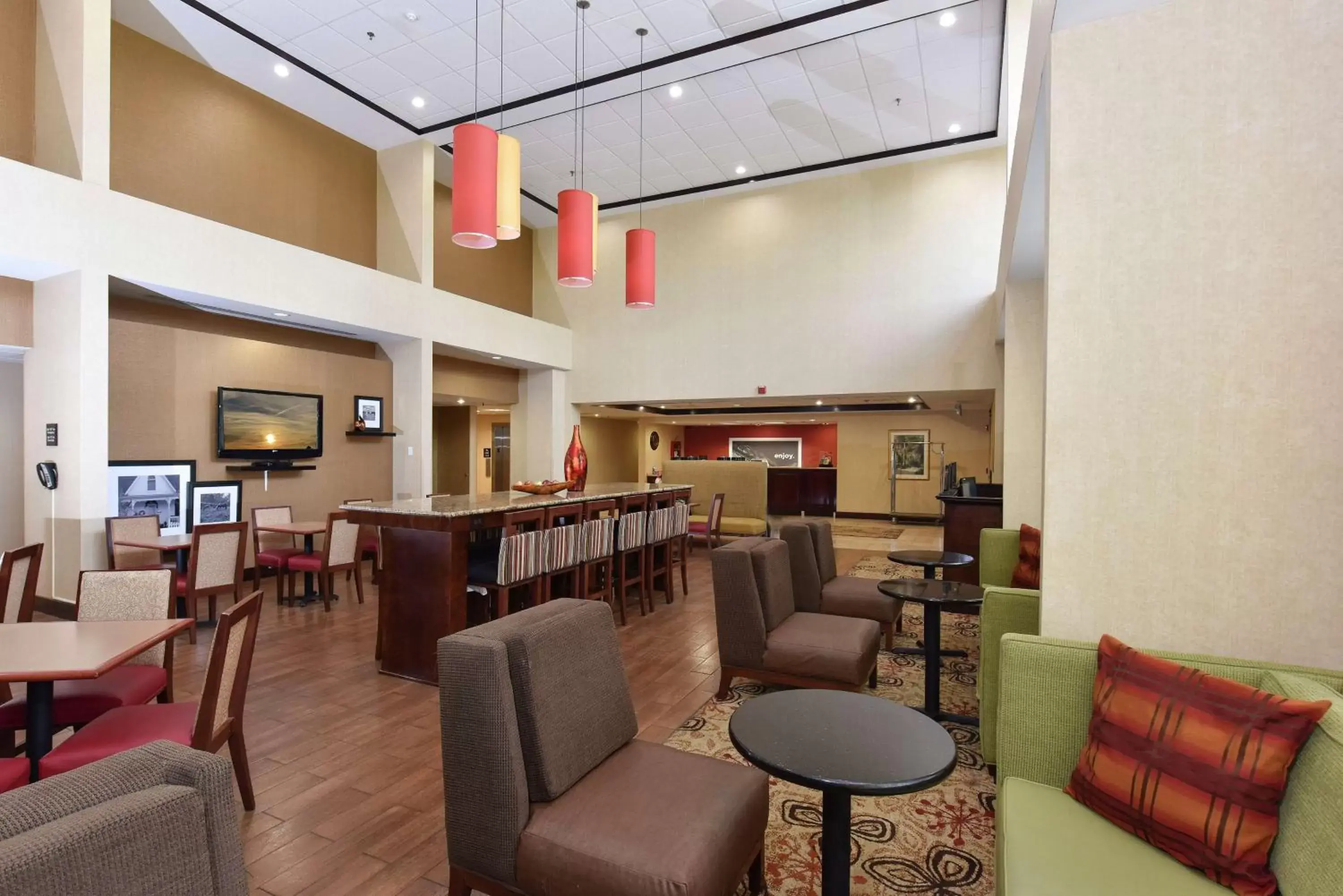 Dining area, Lounge/Bar in Hampton Inn Selma