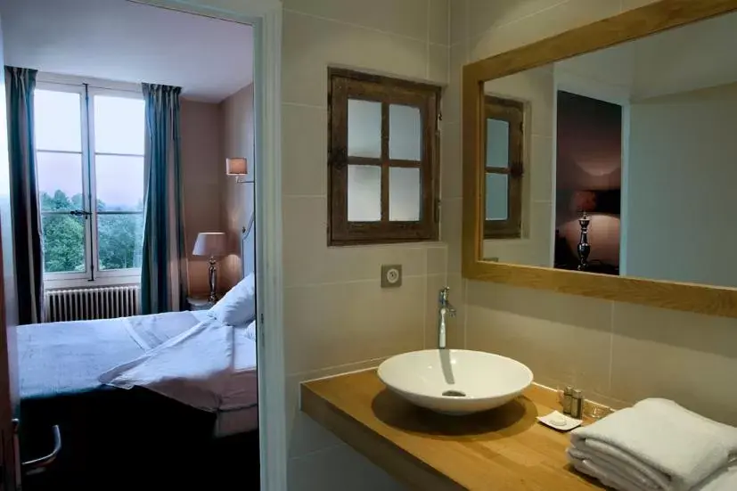 Bathroom in Château de Perreux, The Originals Collection