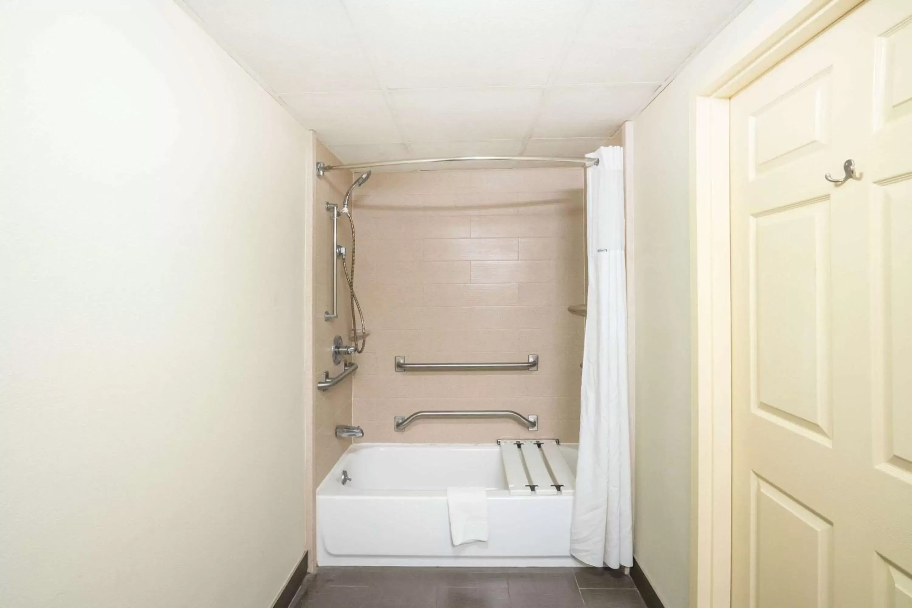 Photo of the whole room, Bathroom in Days Inn by Wyndham Clarksville North EXIT 4