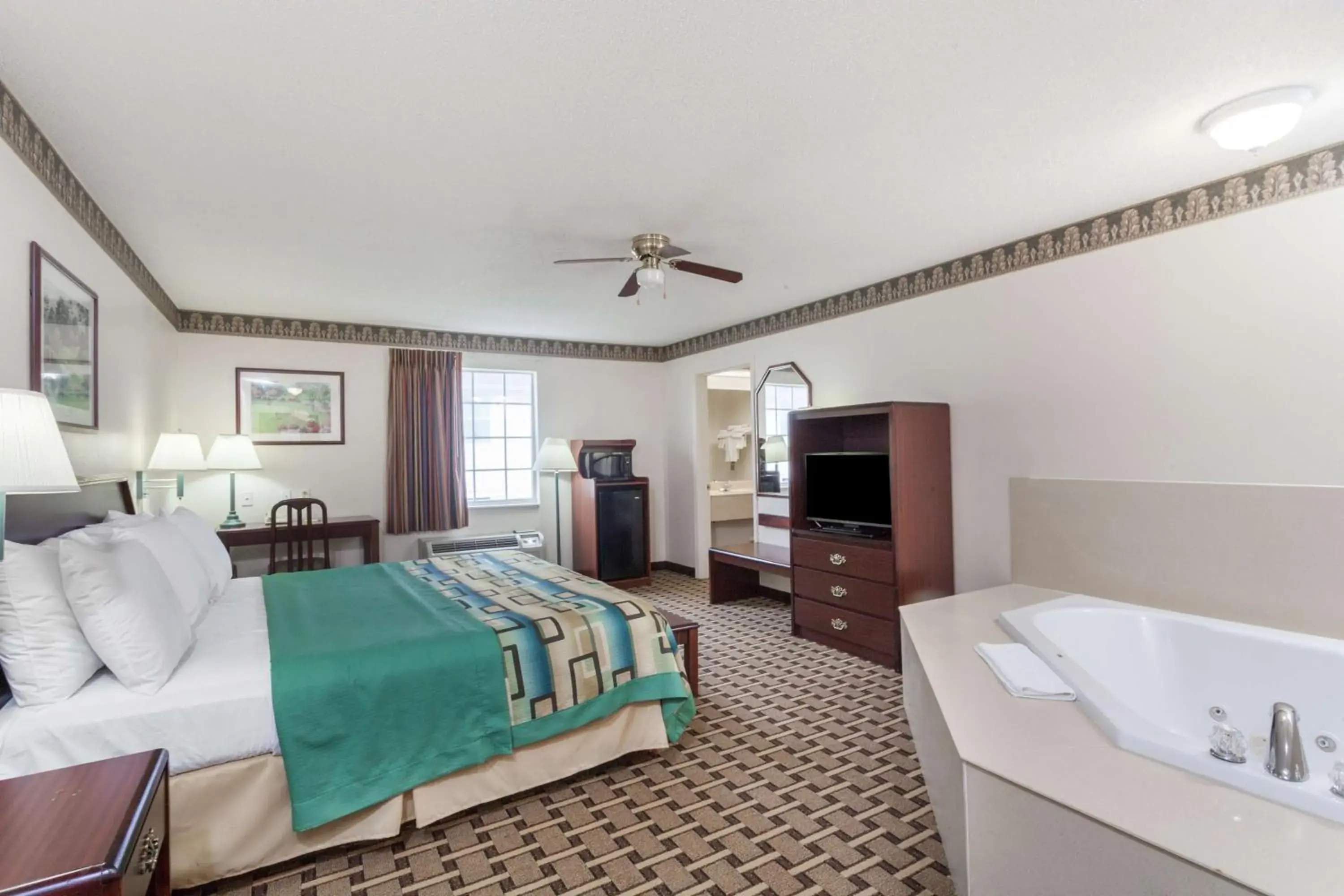 Deluxe King Suite with Spa Bath - Non-Smoking in Days Inn & Suites by Wyndham Huntsville