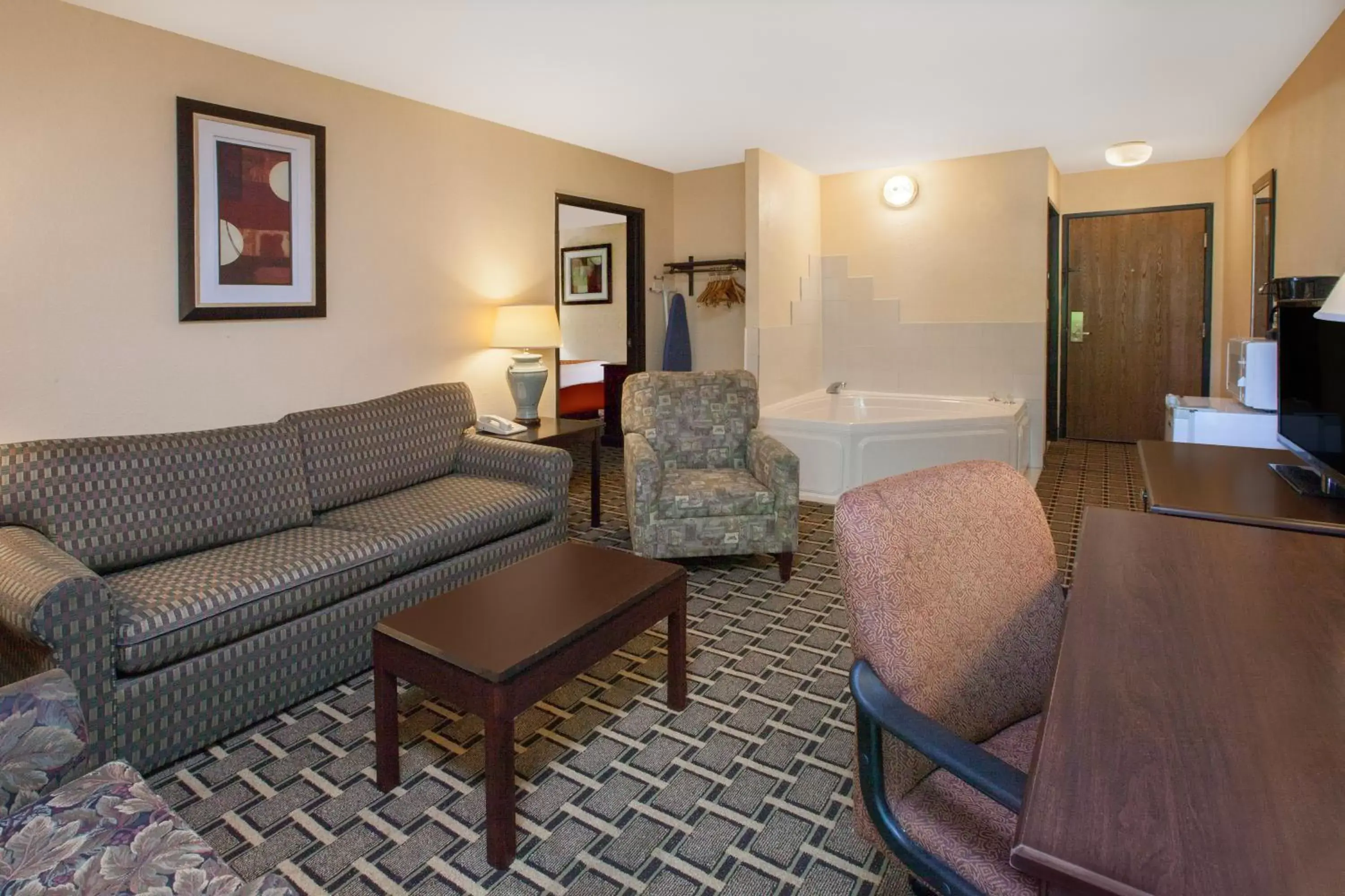 Communal lounge/ TV room, Lounge/Bar in Days Inn & Suites by Wyndham Madison Heights MI