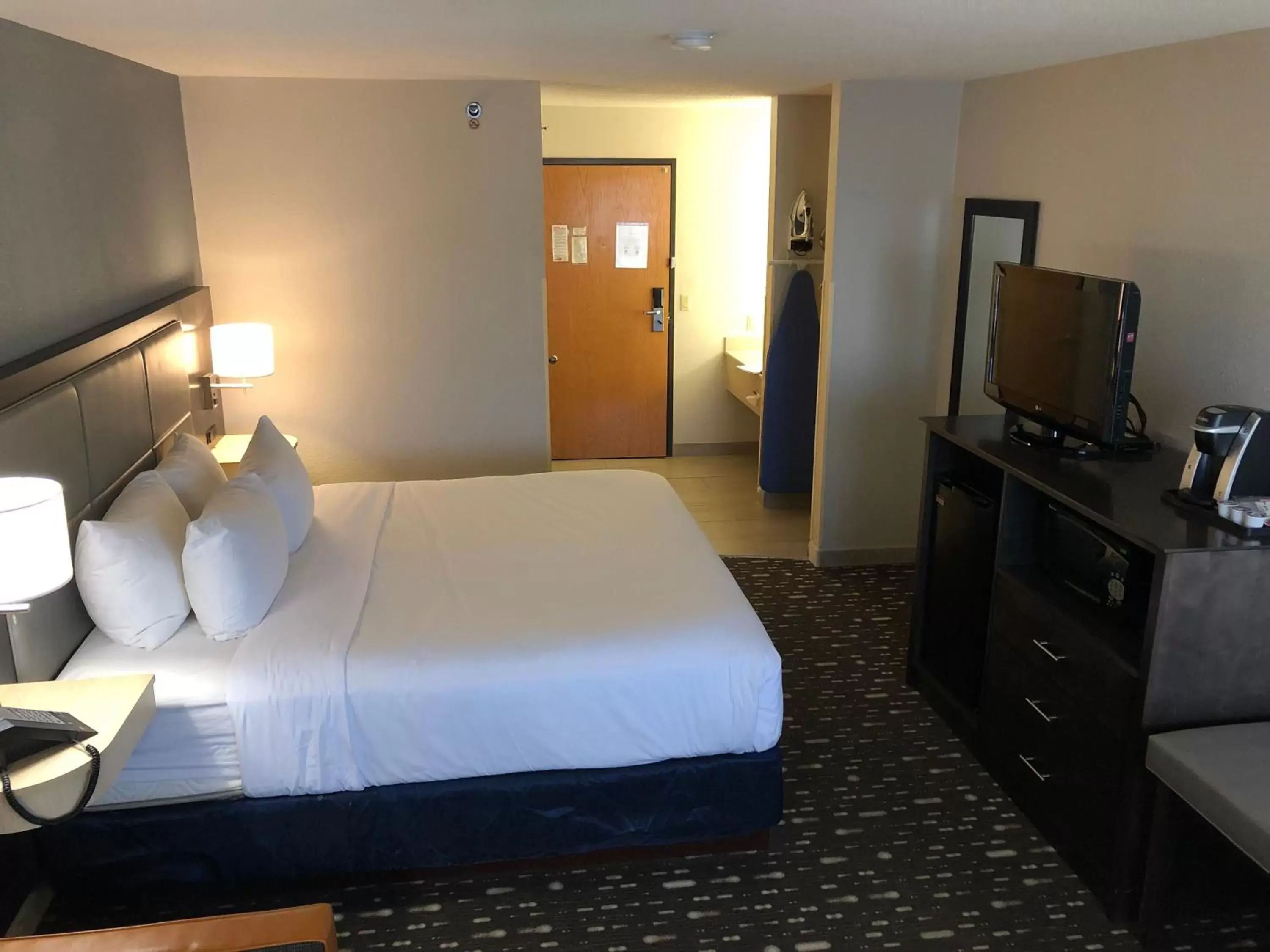 Communal lounge/ TV room, Bed in Country Inn & Suites by Radisson, Auburn, IN