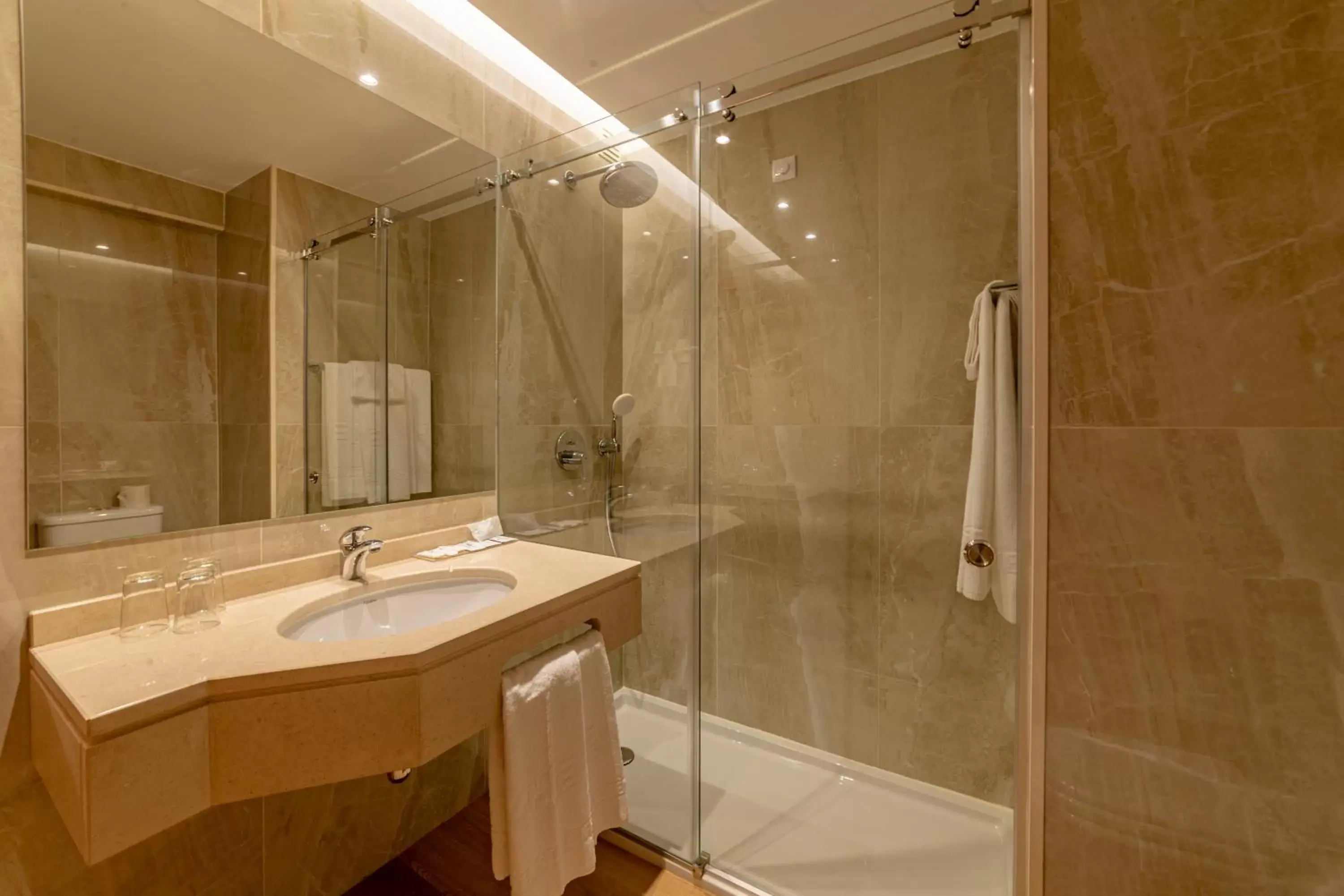 Shower, Bathroom in Santa Eufémia Covilhã Hotel