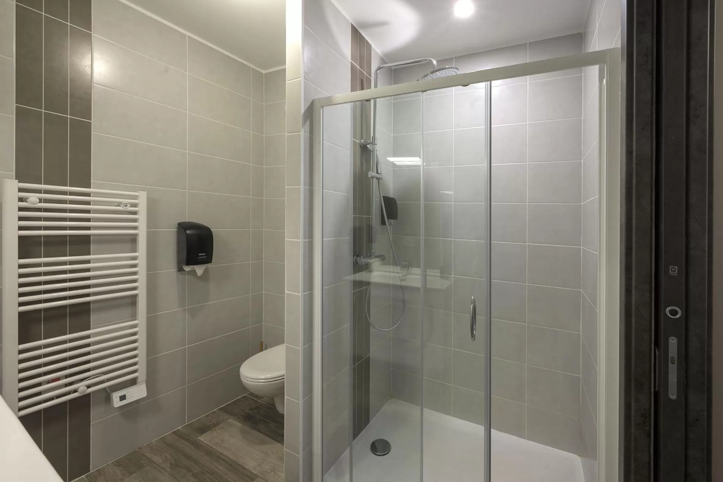 Shower in Hotel De La Croisée