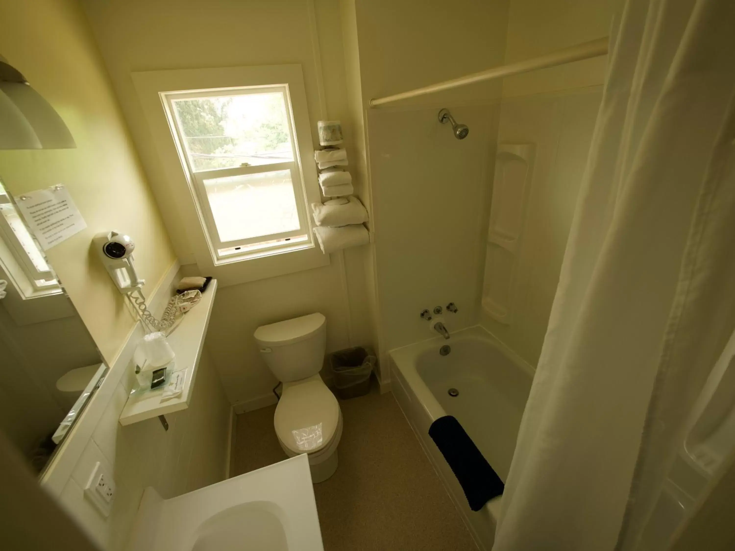 Bathroom in Creston Valley Motel