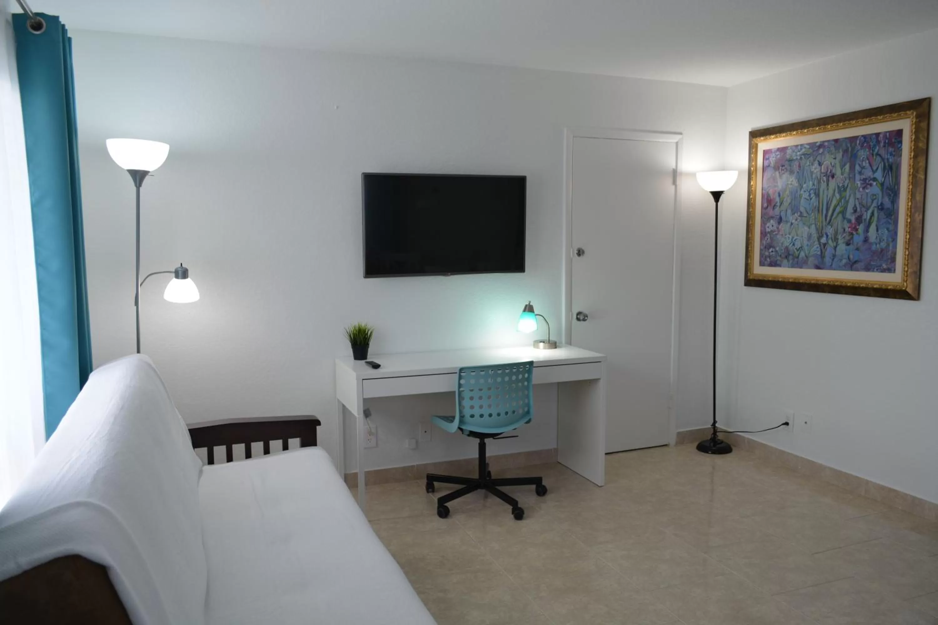 Living room, Bed in Horizon by the Sea Inn