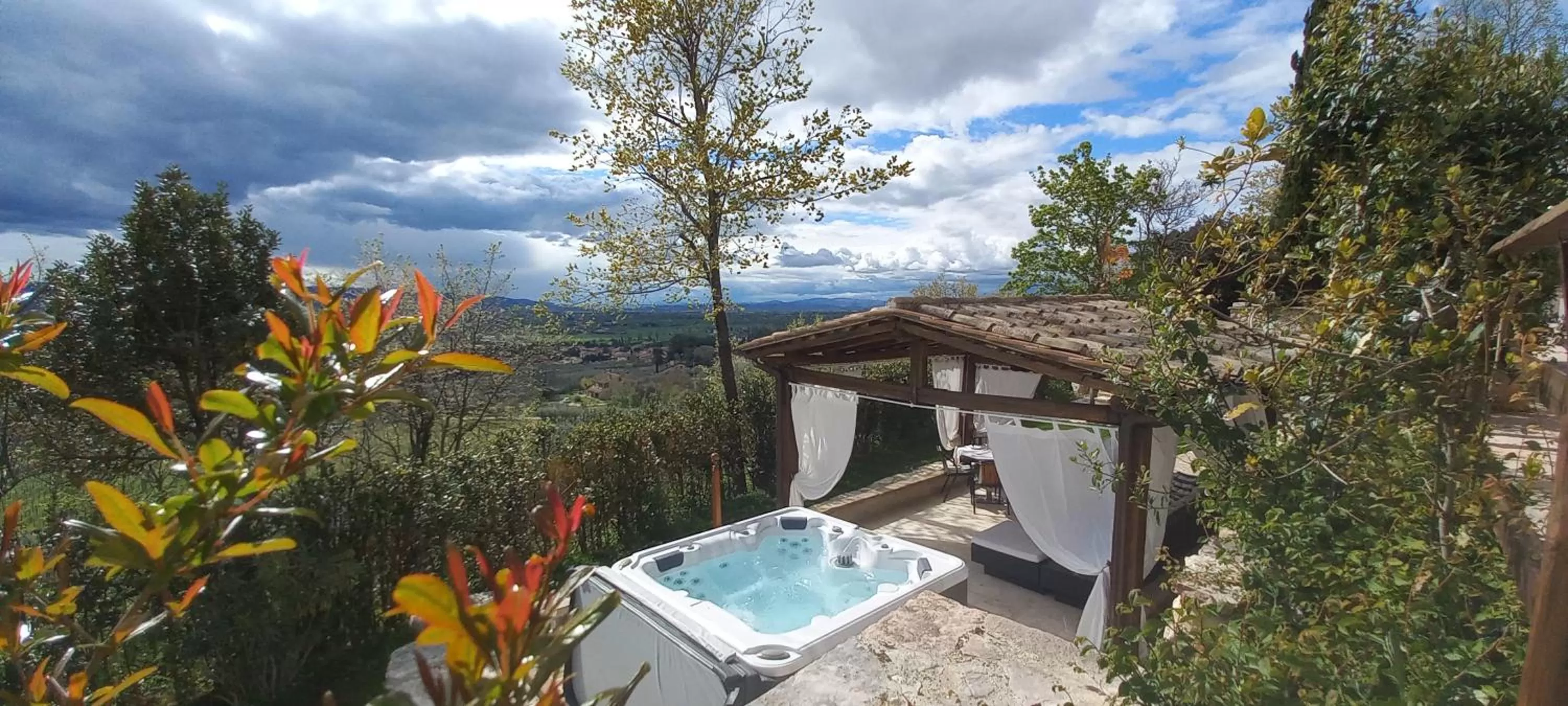 Hot Tub, Swimming Pool in Domus Antiqua Bed & Breakfast
