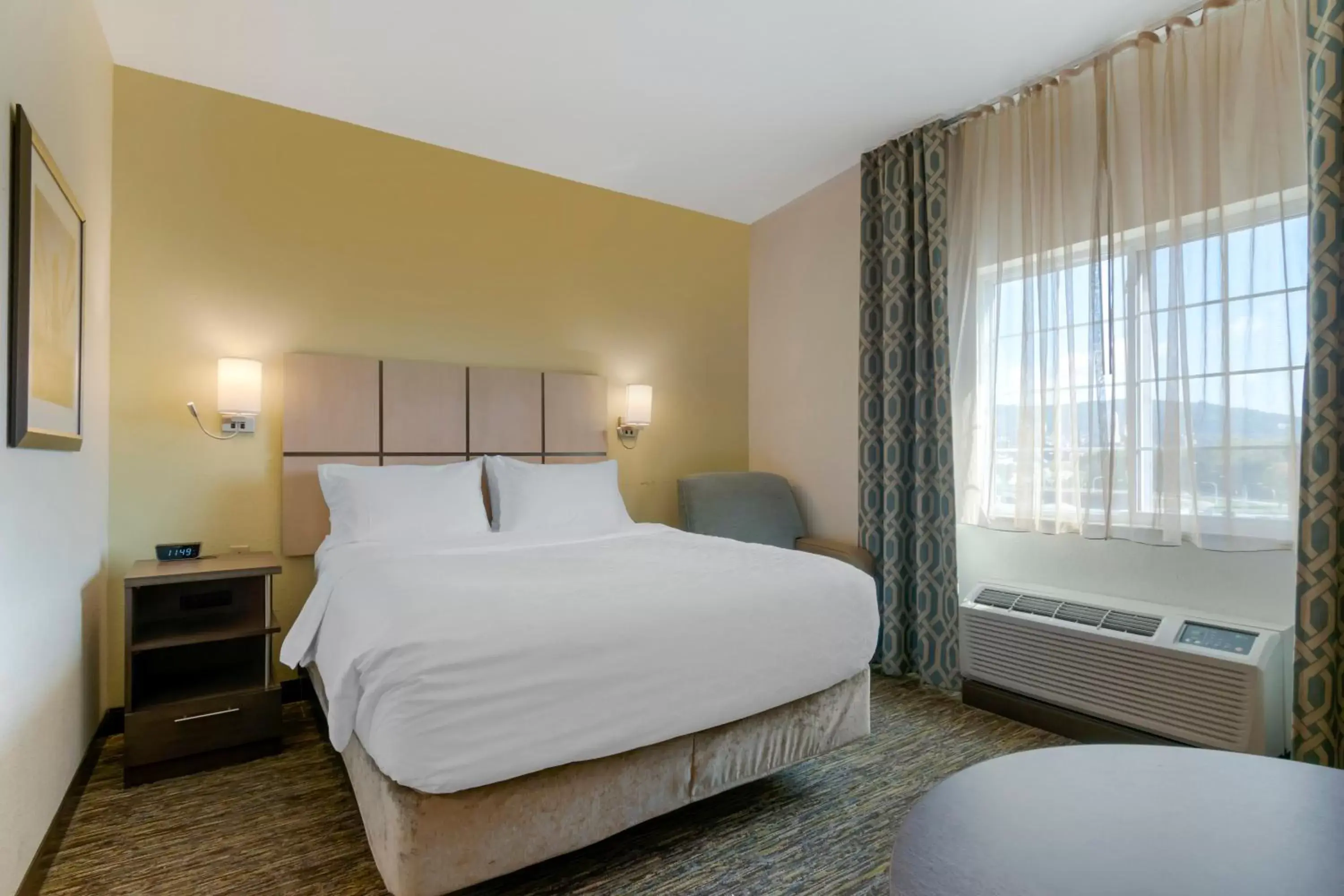 Photo of the whole room, Bed in Candlewood Suites Reading, an IHG Hotel