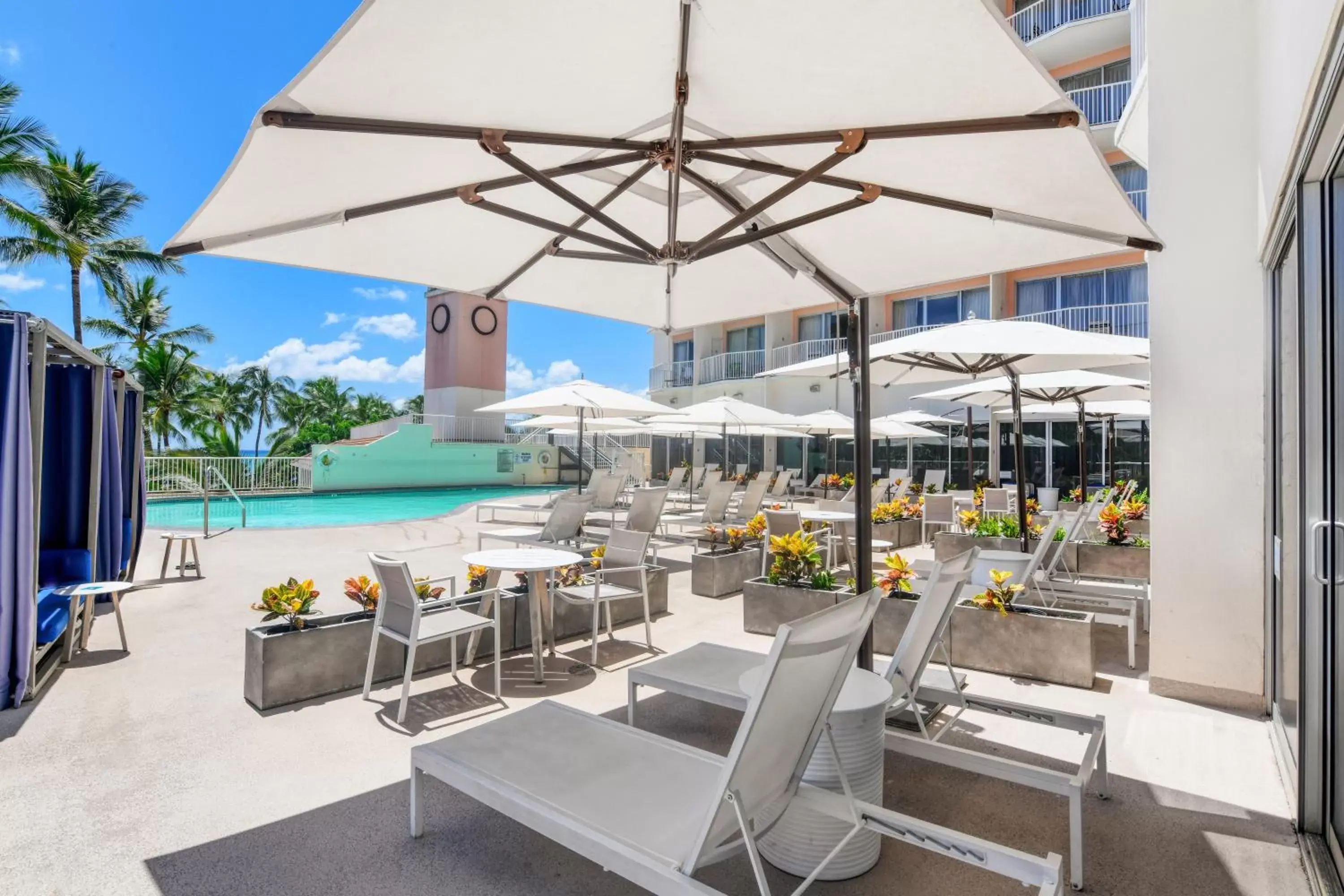 Pool view, Restaurant/Places to Eat in Park Shore Waikiki