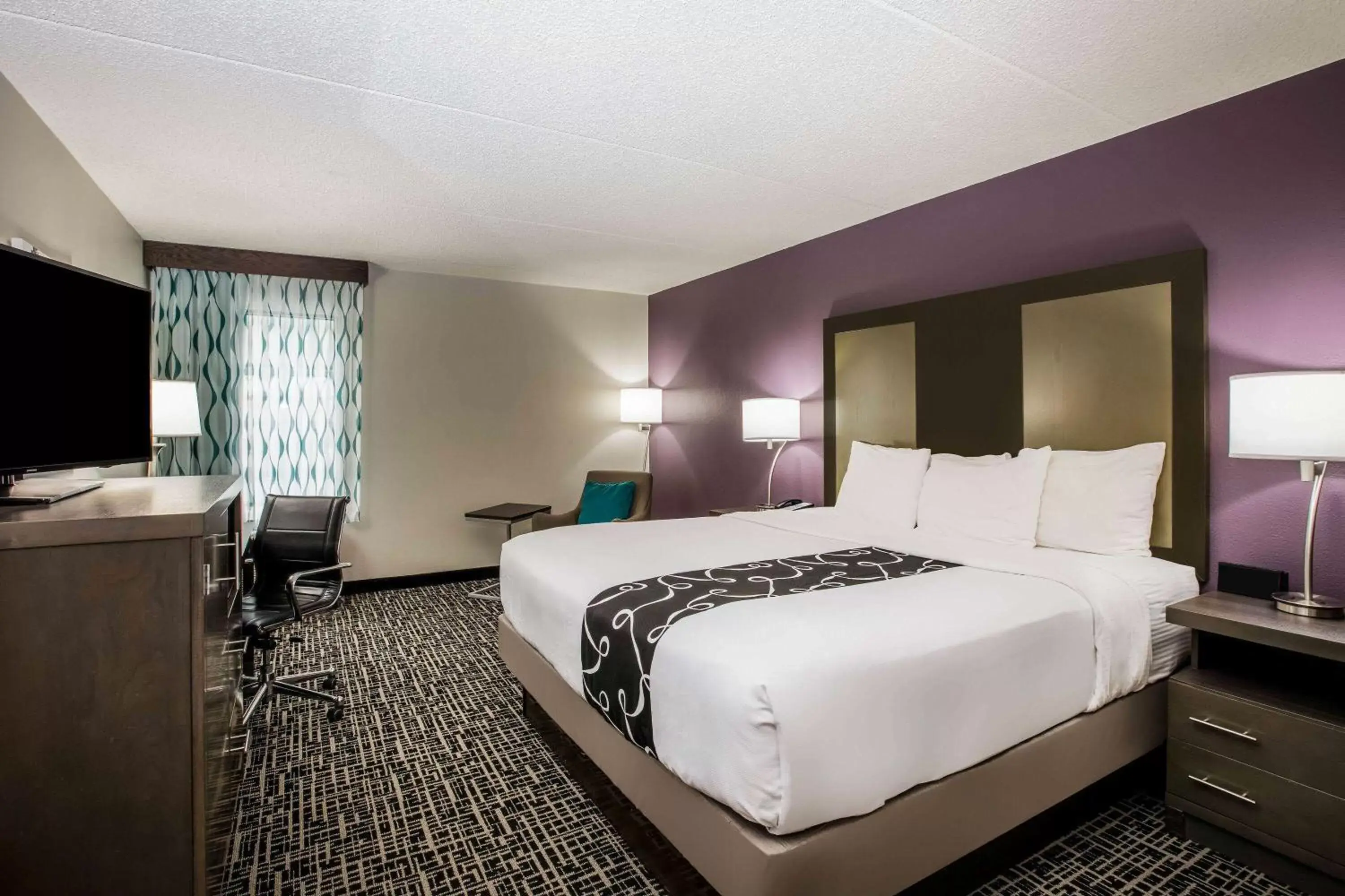 Photo of the whole room, Bed in La Quinta Inn by Wyndham Davenport & Conference Center