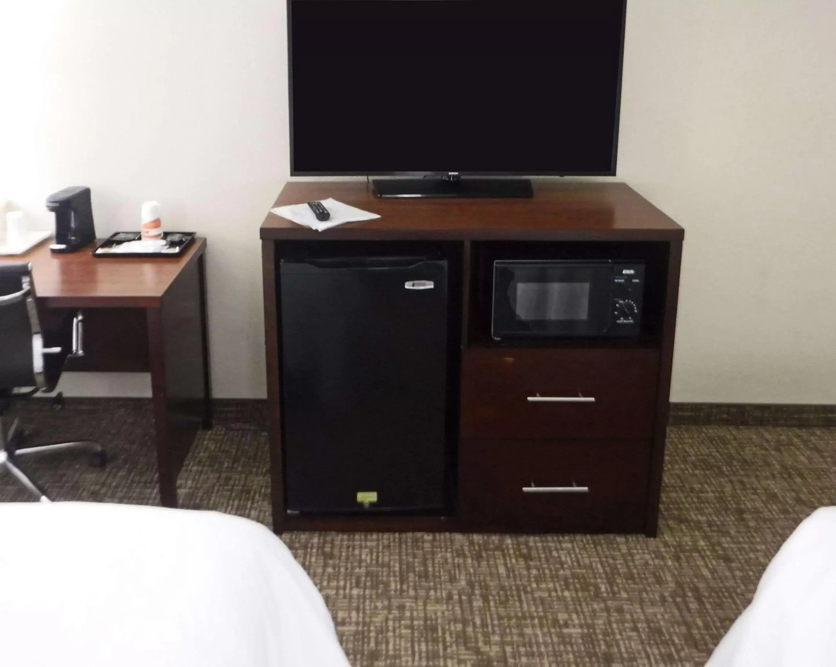 Photo of the whole room, TV/Entertainment Center in Comfort Inn New River