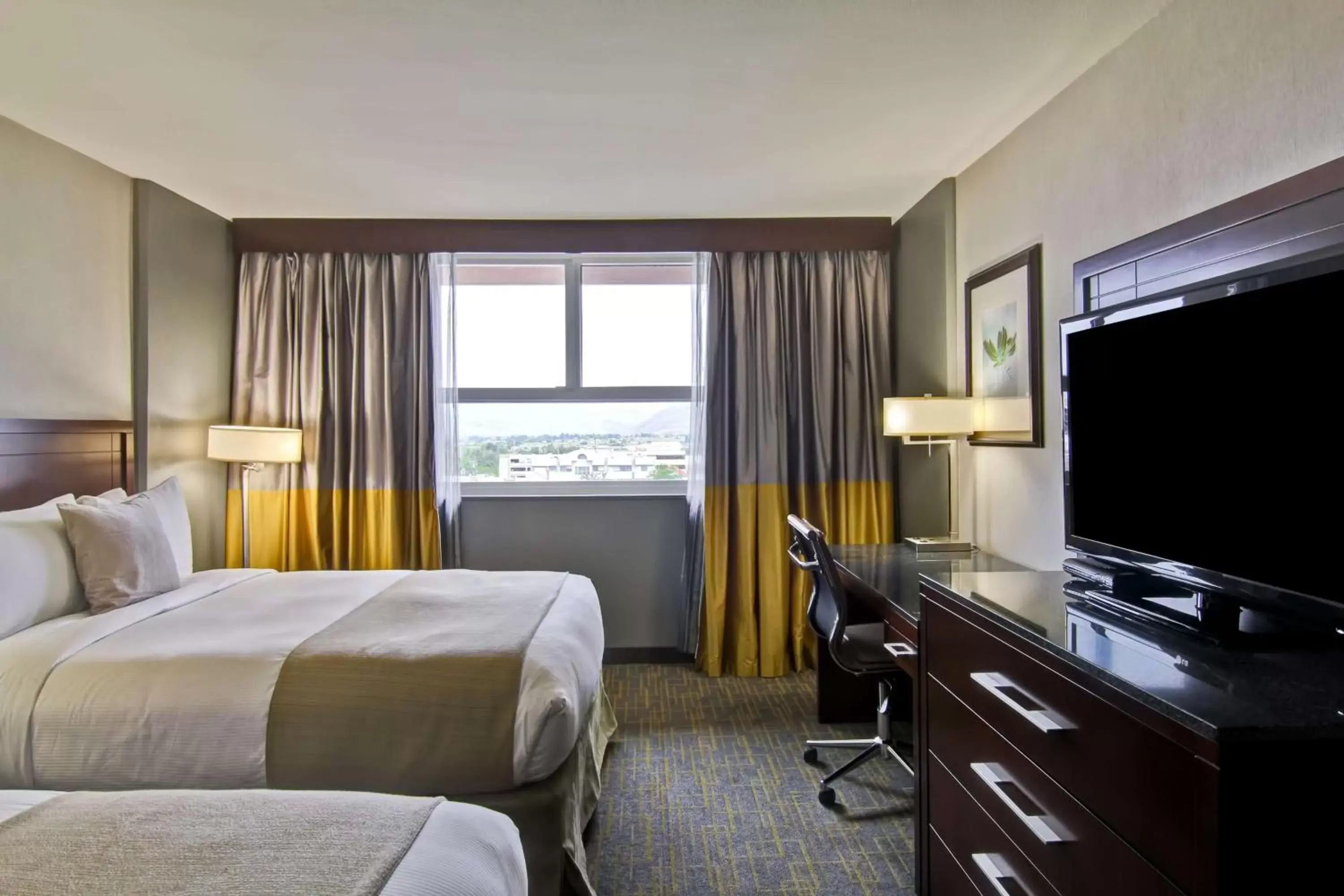 Bed, TV/Entertainment Center in DoubleTree by Hilton - Kamloops