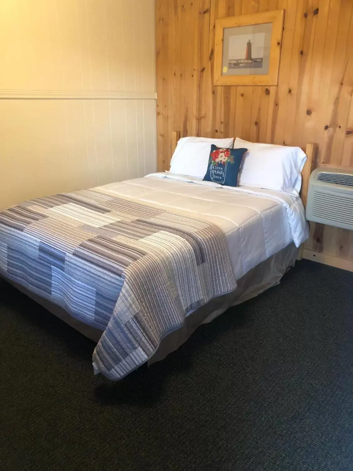 Bed in Holiday Motel