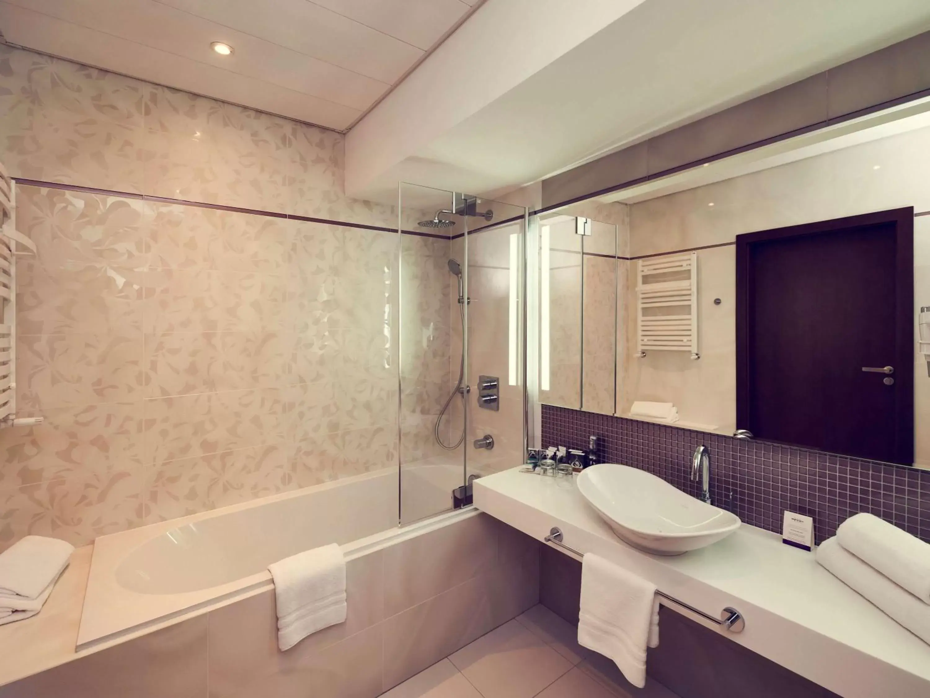 Photo of the whole room, Bathroom in Mercure Bydgoszcz Sepia