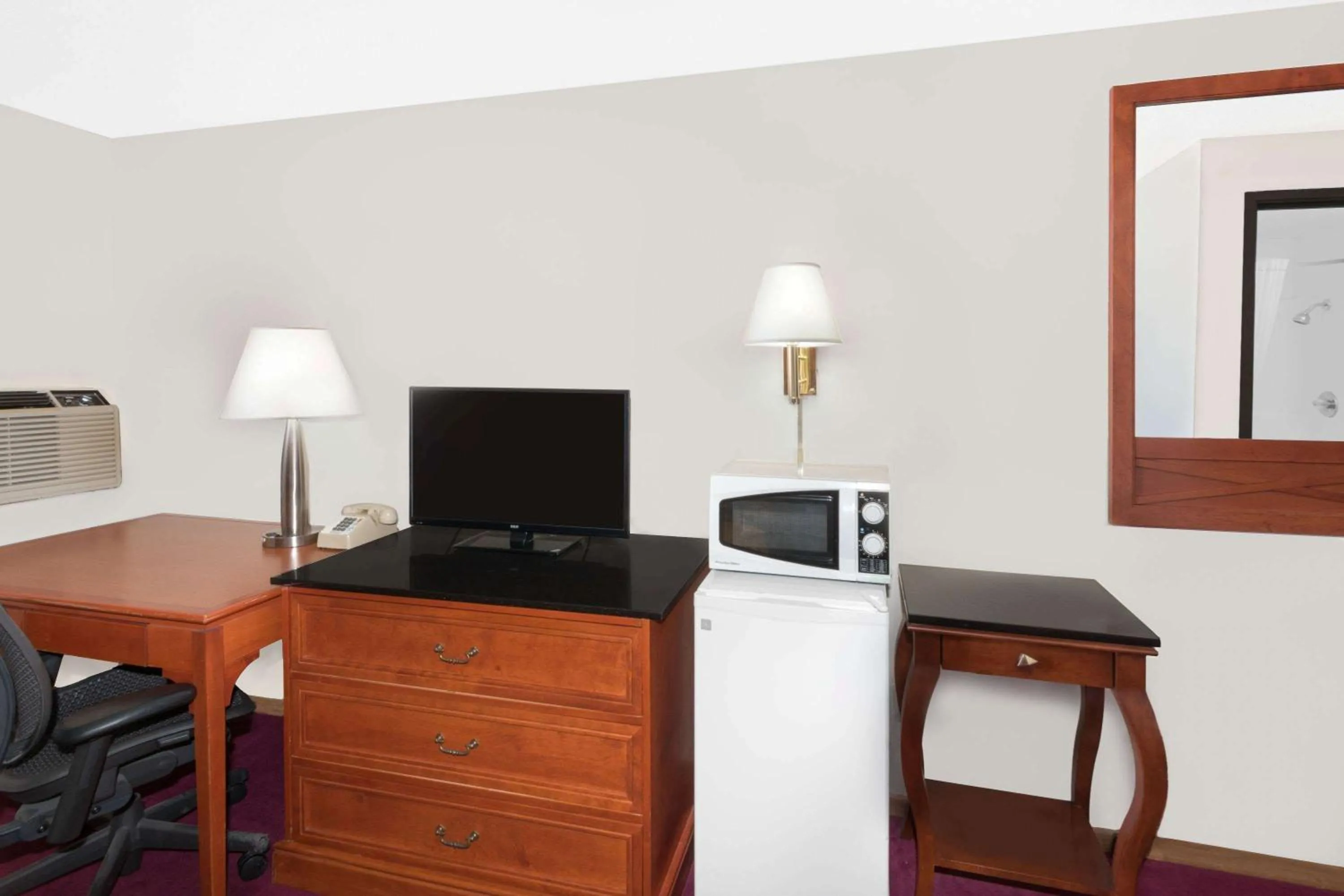 Photo of the whole room in Super 8 by Wyndham Algona