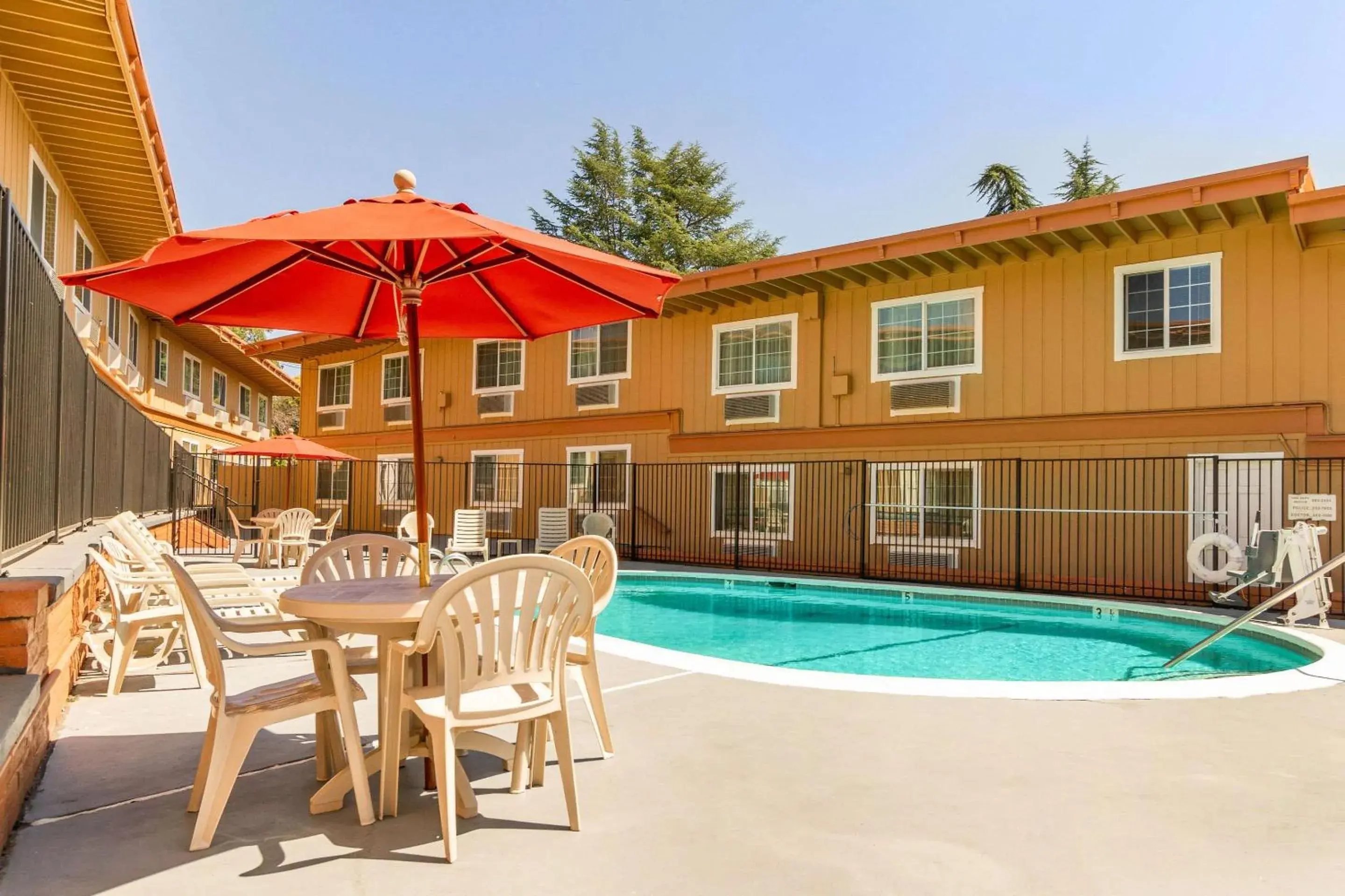 On site, Swimming Pool in Rodeway Inn Auburn – Foresthill