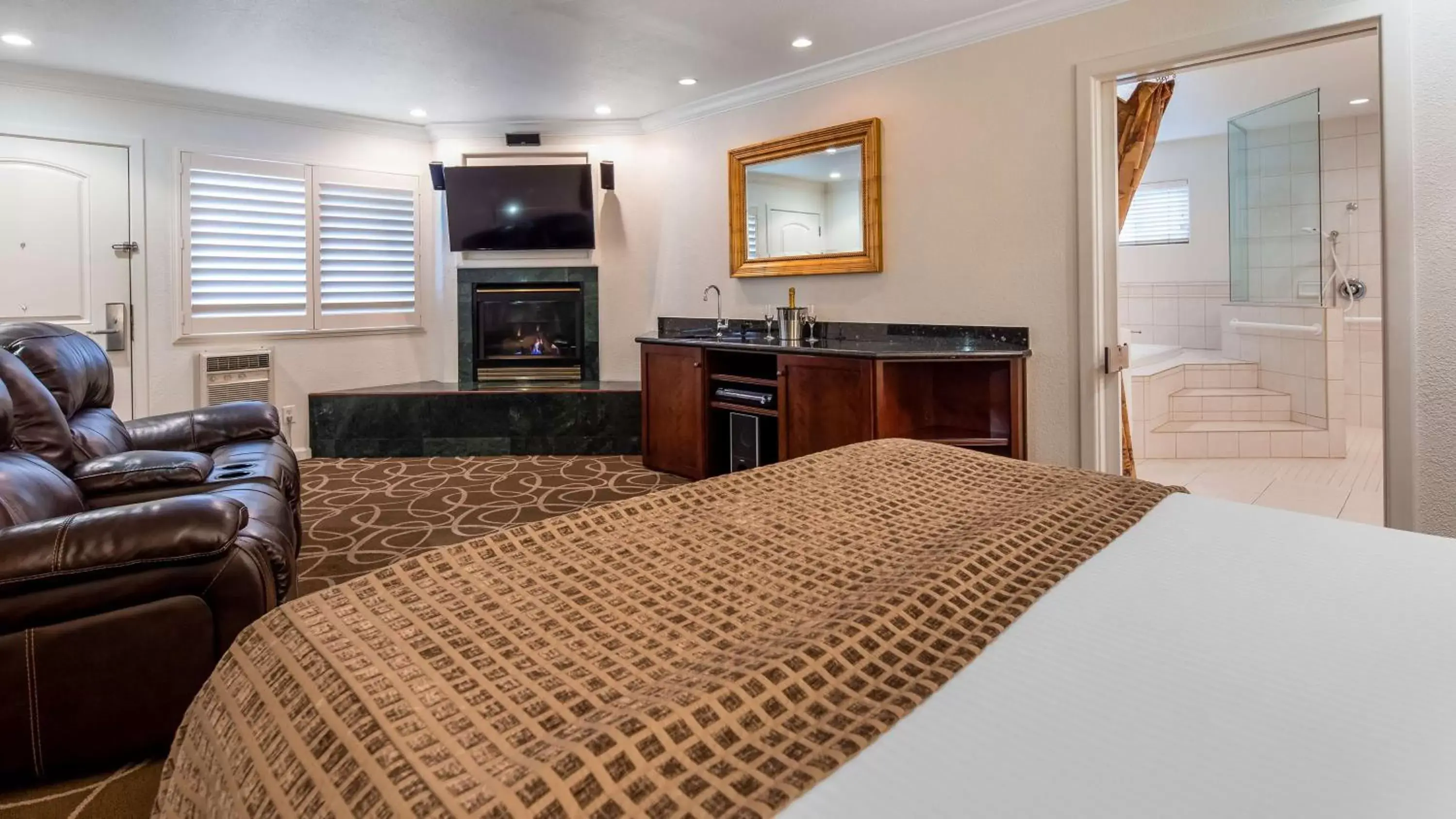 Photo of the whole room, Bed in Best Western Plus Humboldt Bay Inn Photo of the whole room, Bed in Best Western Plus Humboldt Bay Inn