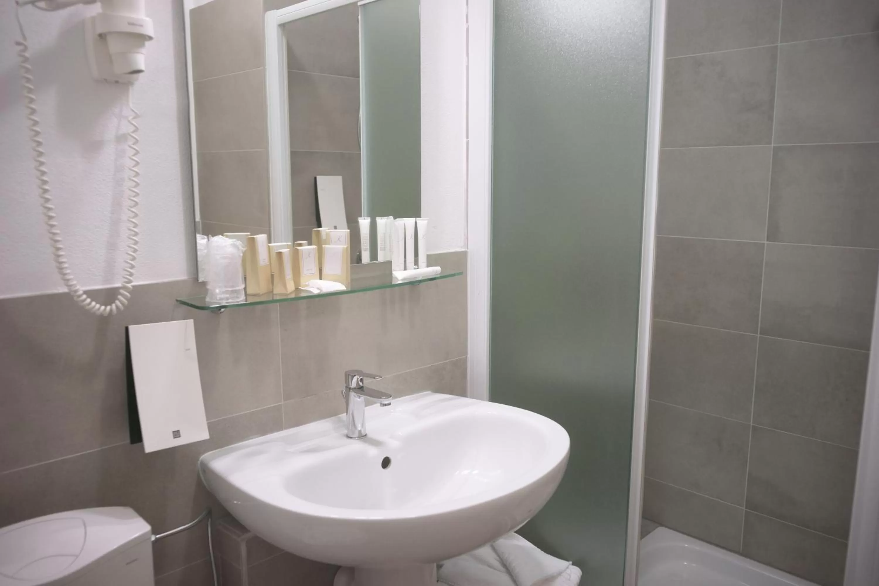 Shower in Hotel Valpolicella International