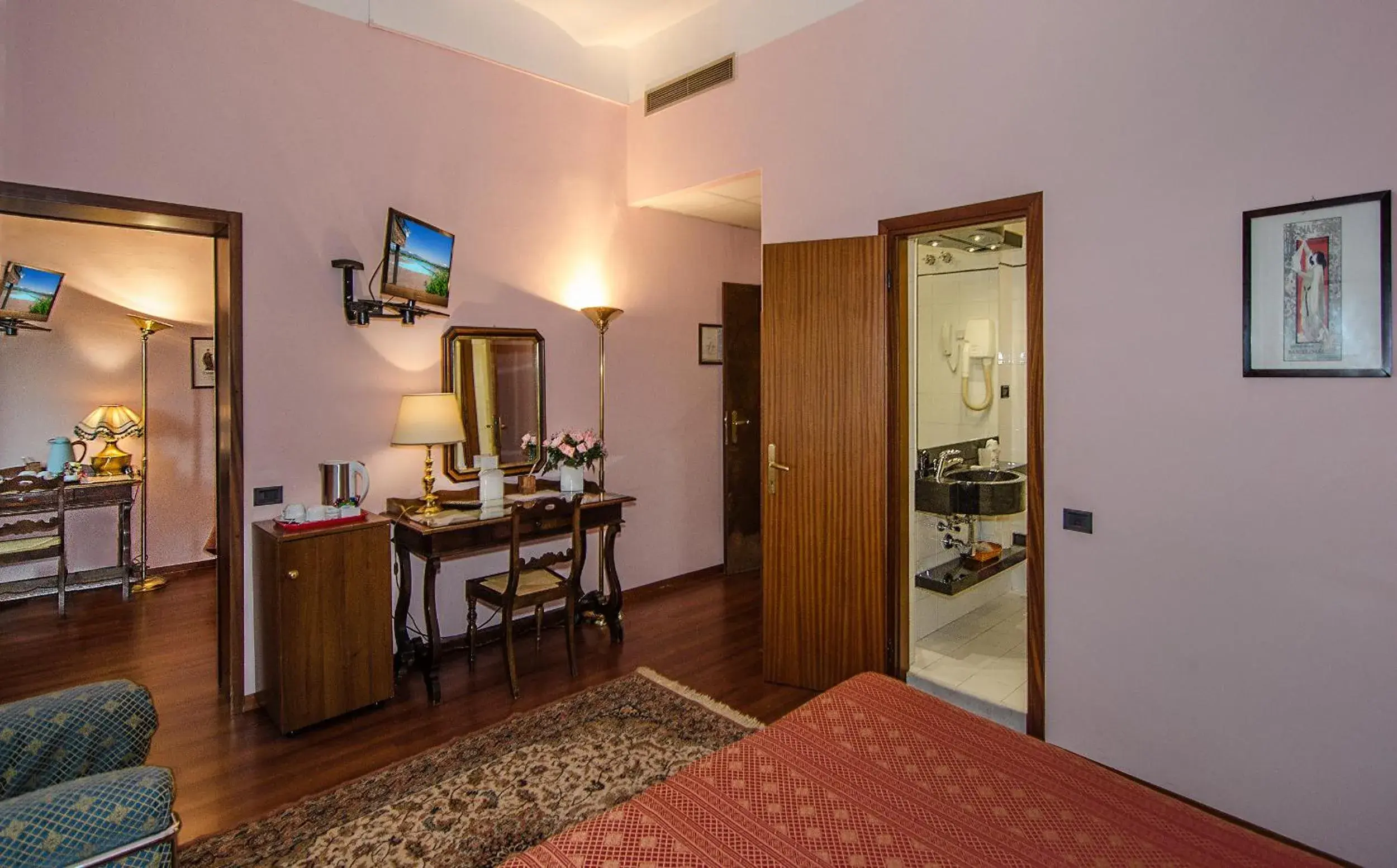 Shower, TV/Entertainment Center in Hotel Rex