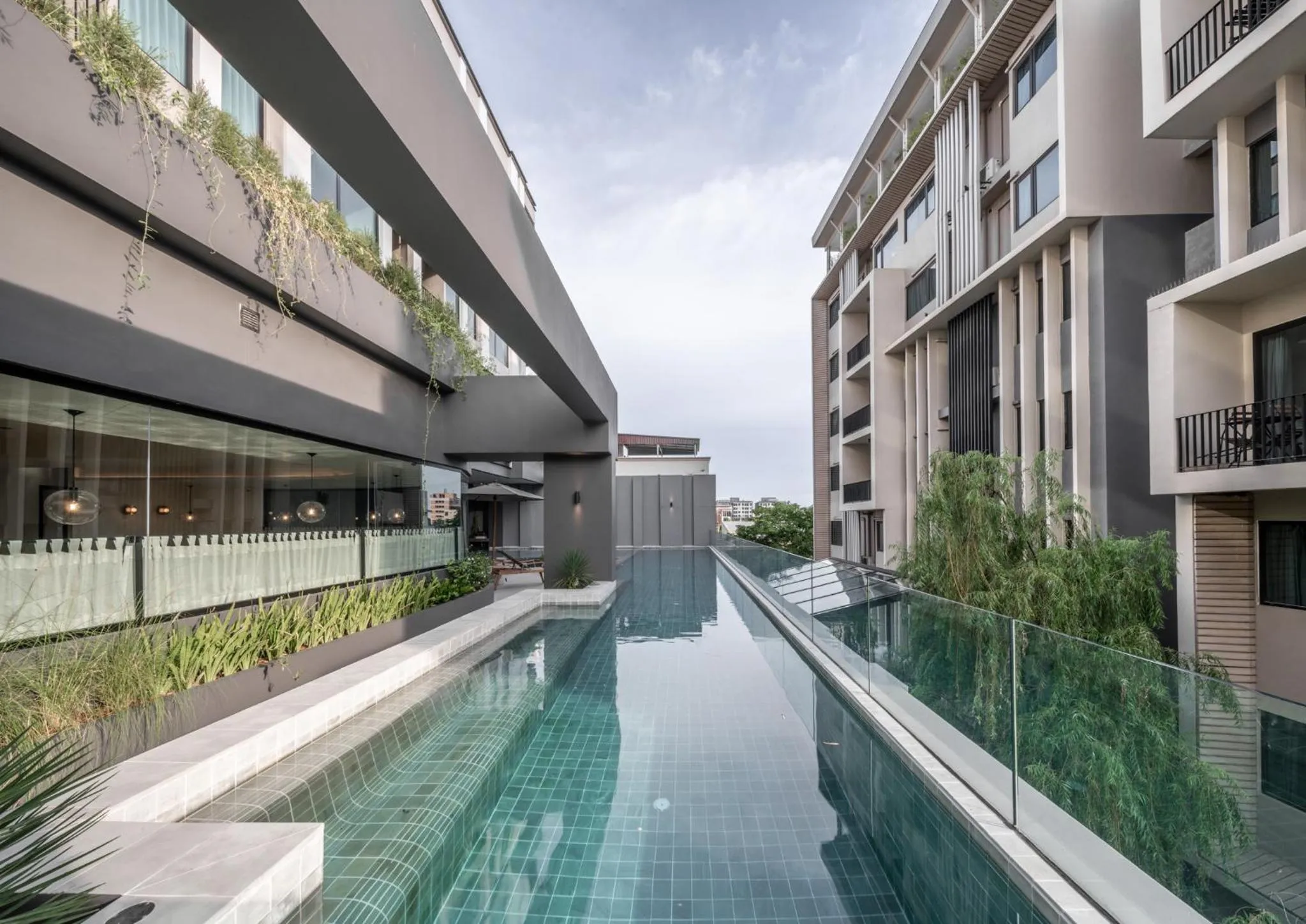 Swimming pool in Mii Hotel Srinakarin