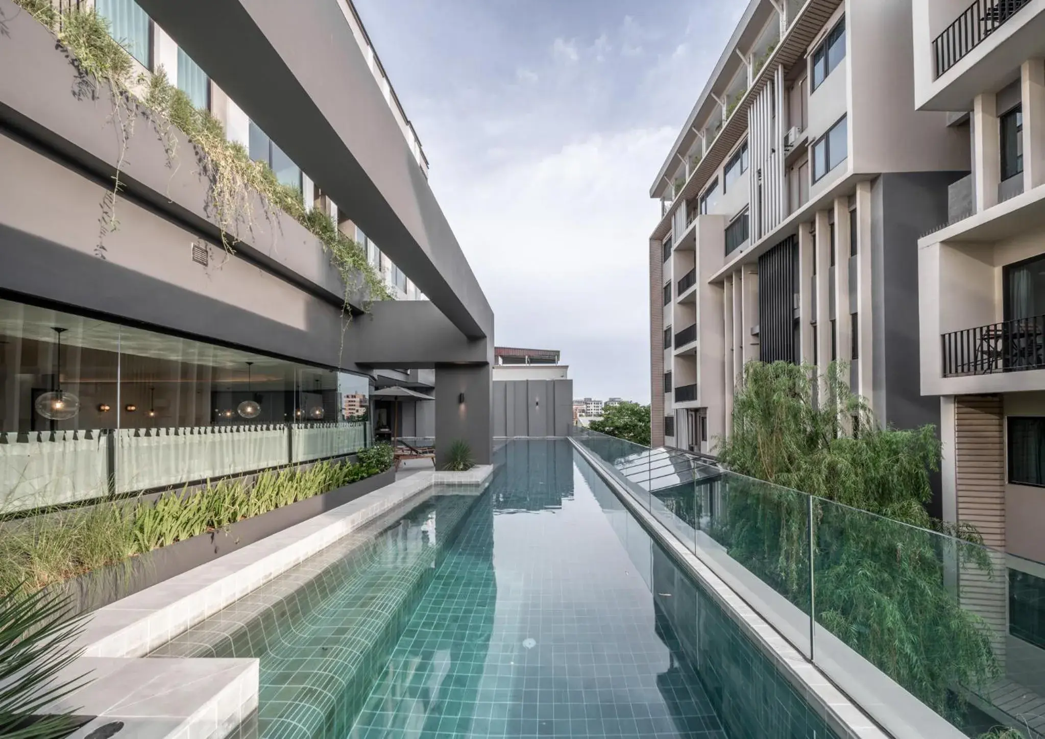 Swimming pool in Mii Hotel Srinakarin Swimming pool in Mii Hotel Srinakarin