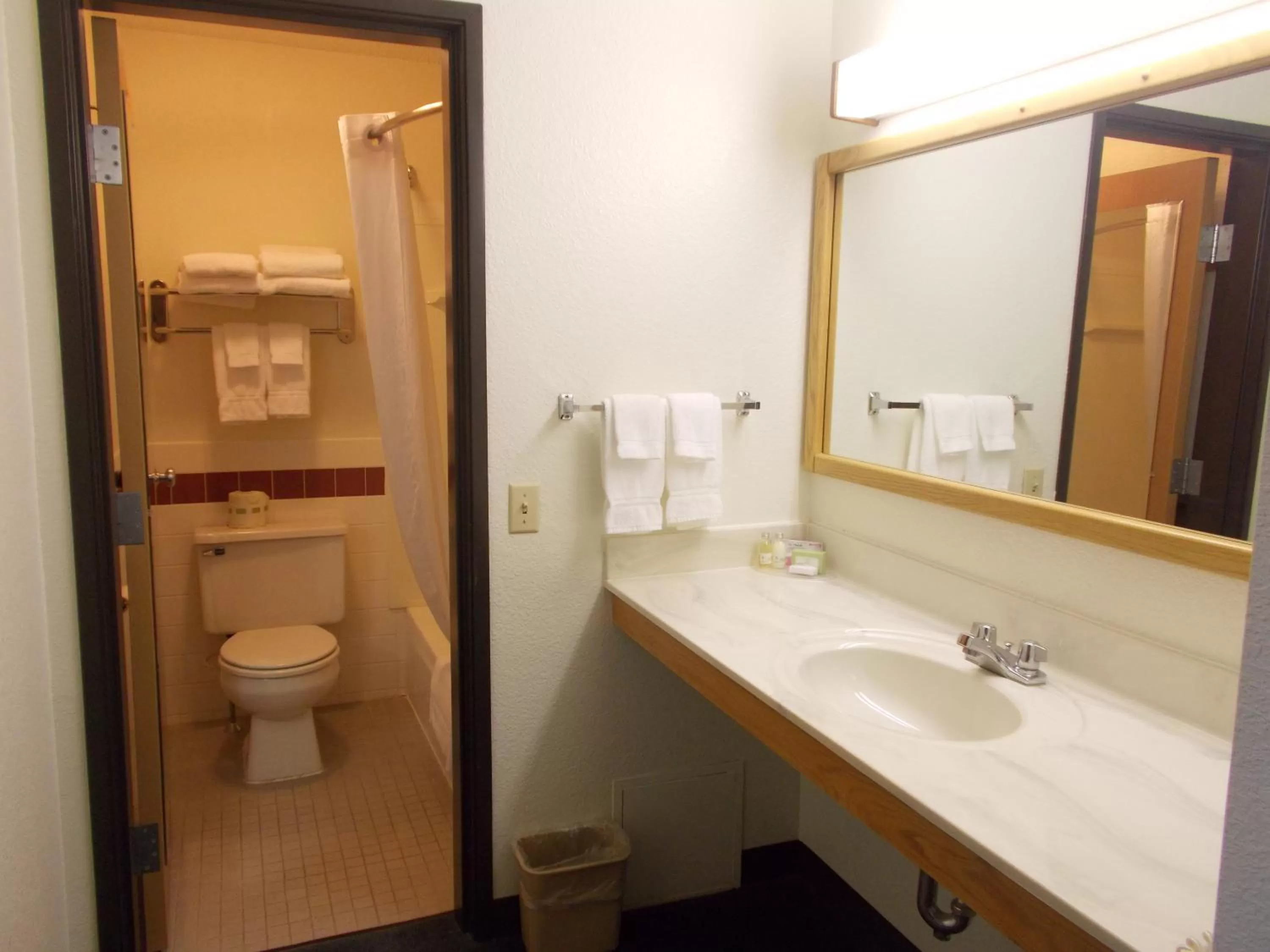 Toilet in Boarders Inn and Suites by Cobblestone Hotels - Ripon