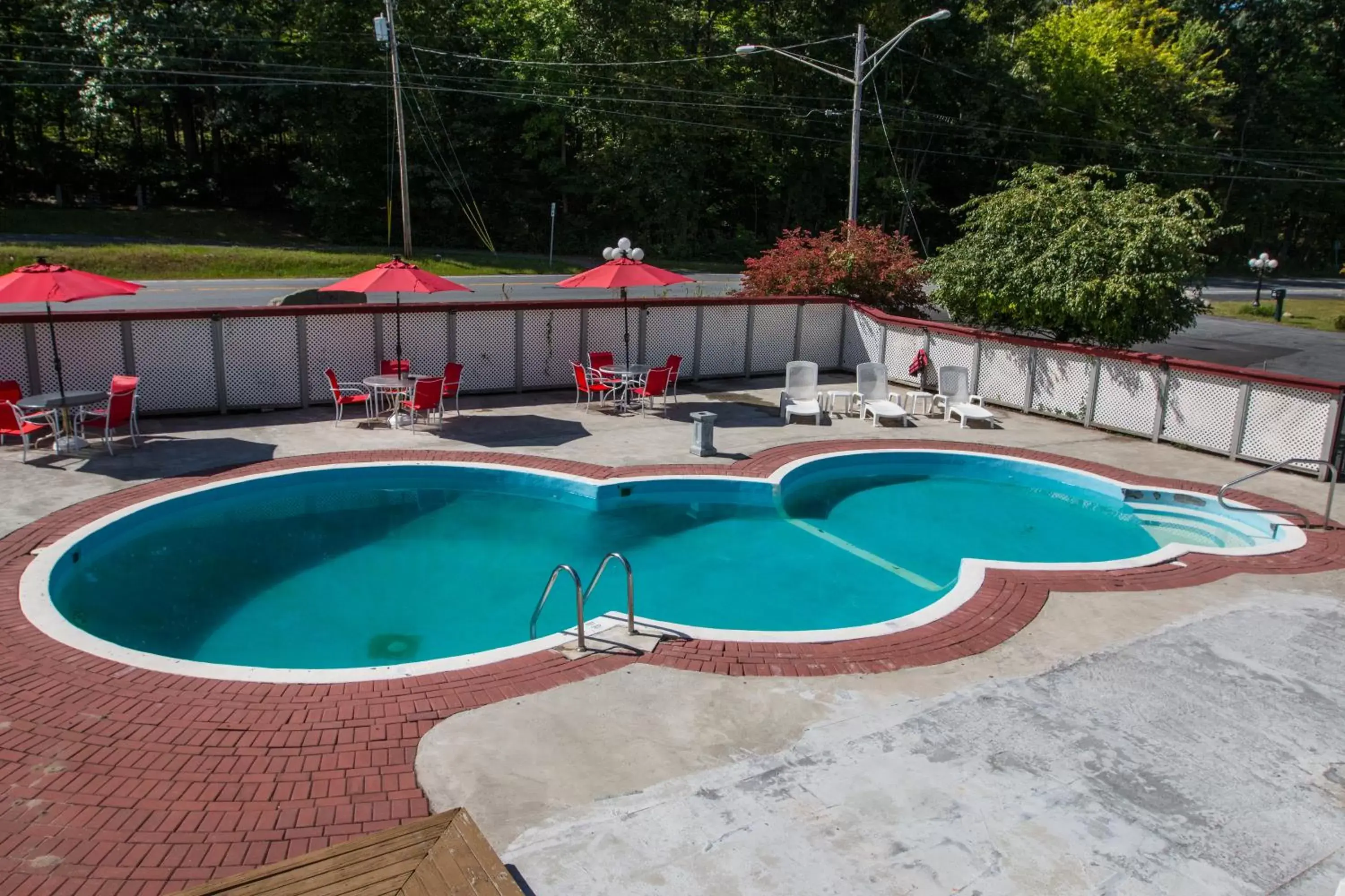 Swimming Pool in King Hendrick Motel and Suites