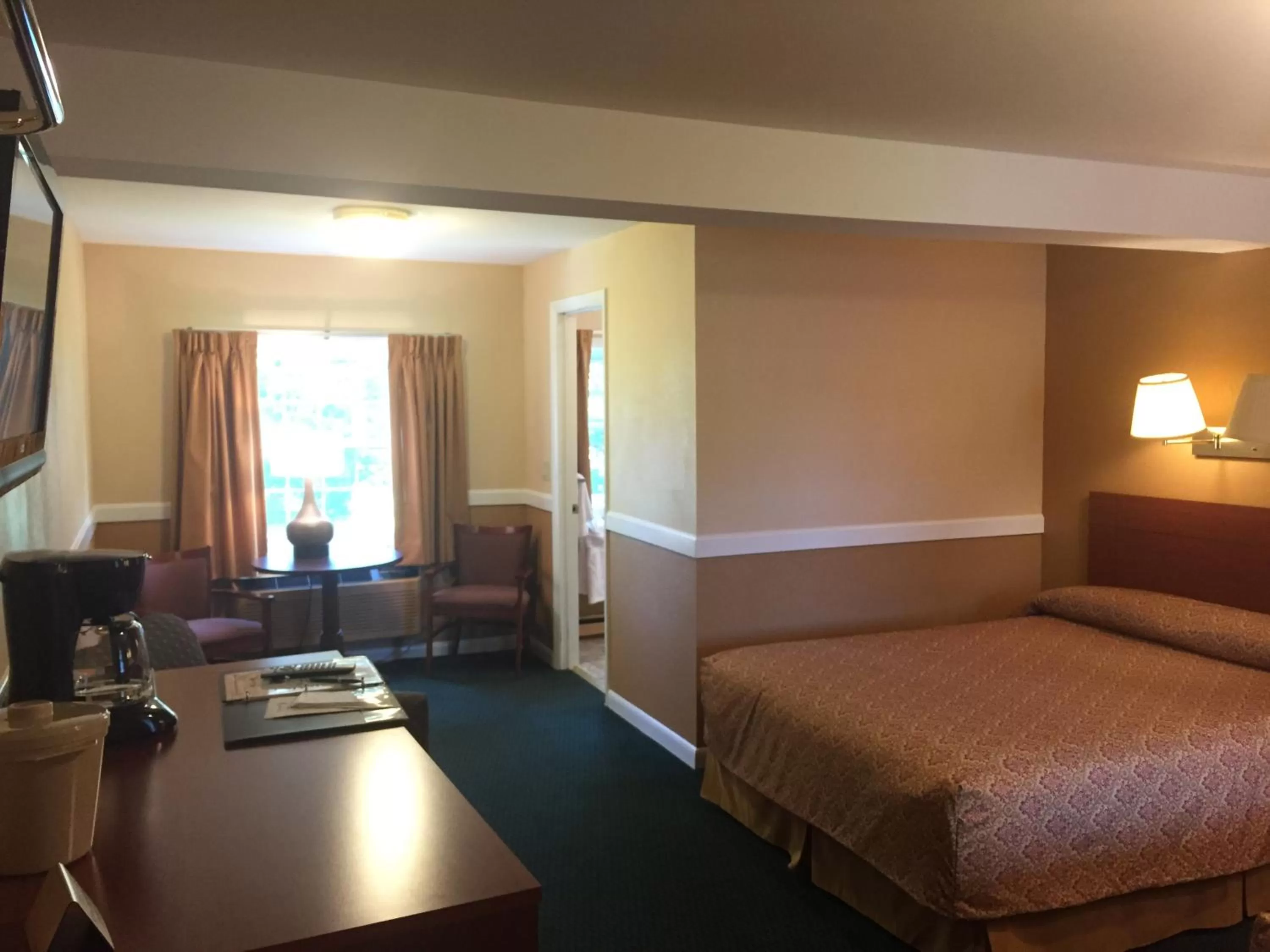 Photo of the whole room, Bed in Briarcliff Motel