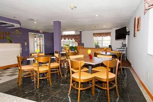 Lounge or bar, Restaurant/Places to Eat in Microtel Inn & Suites by Wyndham Amarillo