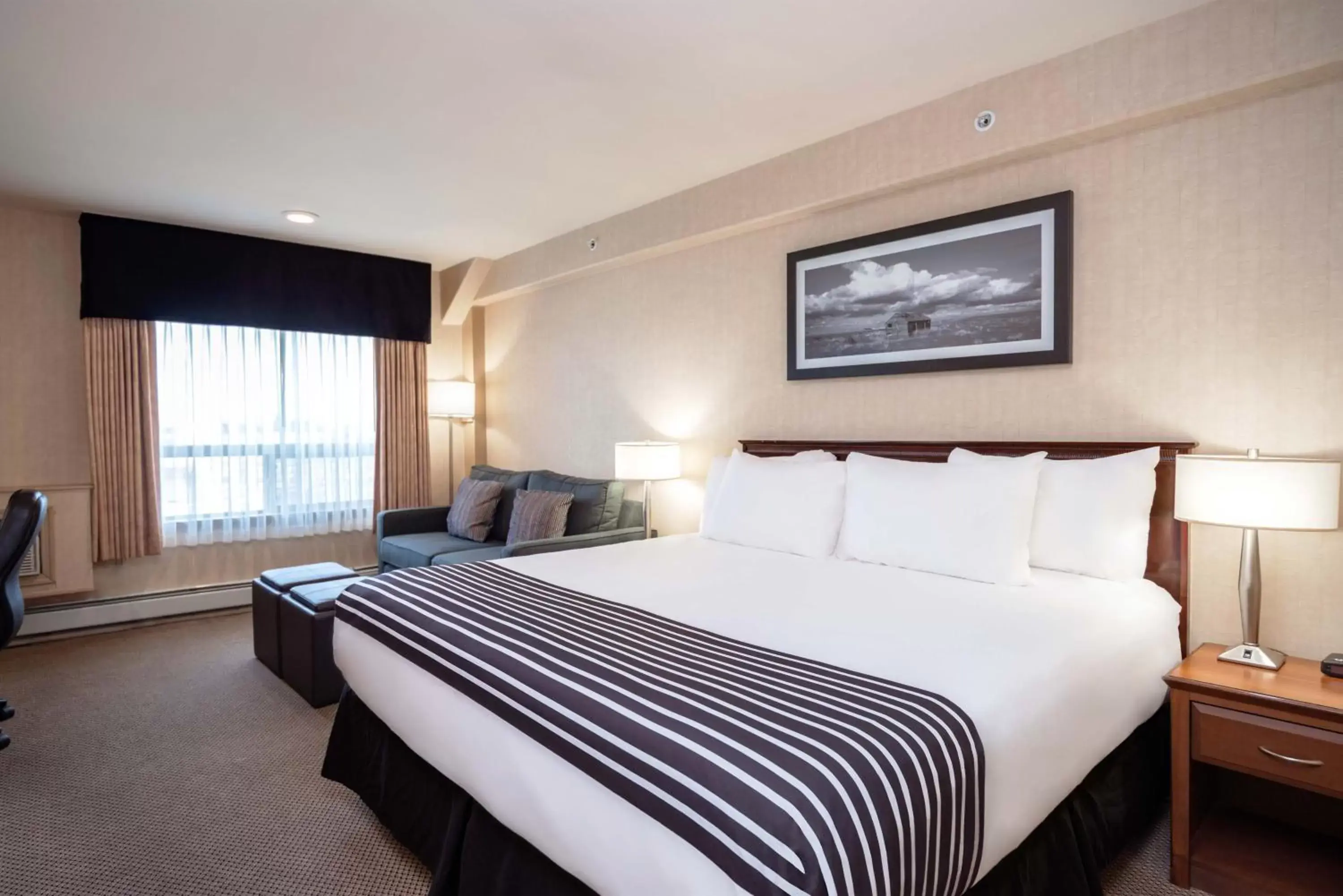 Photo of the whole room, Bed in Sandman Hotel & Suites Regina