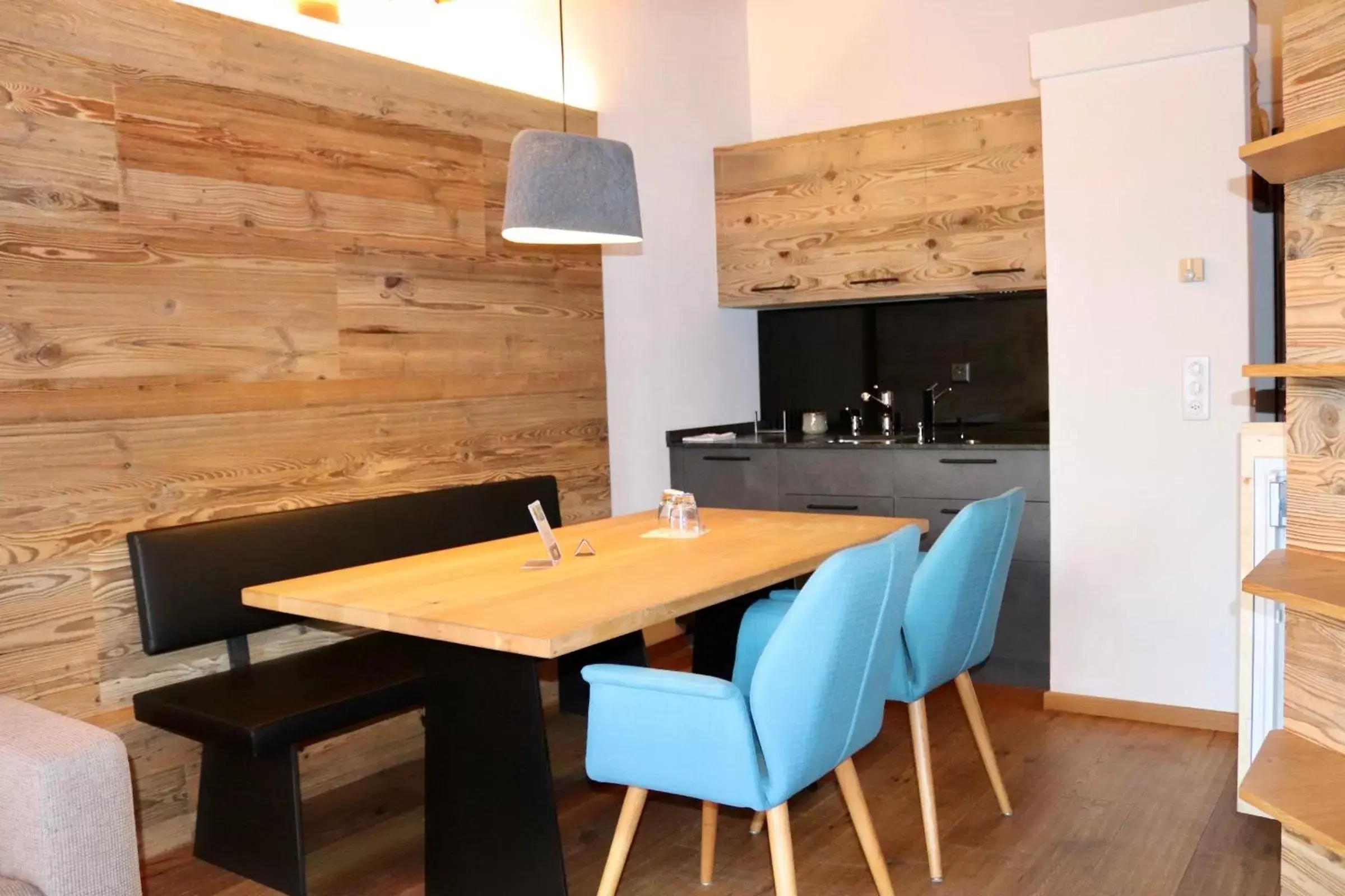 Kitchen or kitchenette, Dining Area in Hotel Spescha